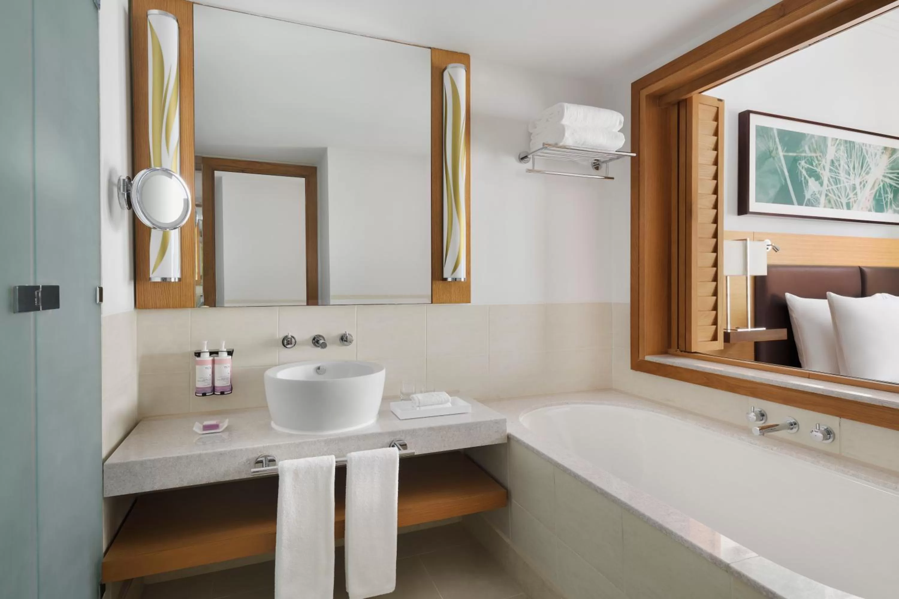 Bathroom, Bed in Mövenpick Hotel Jumeirah Beach