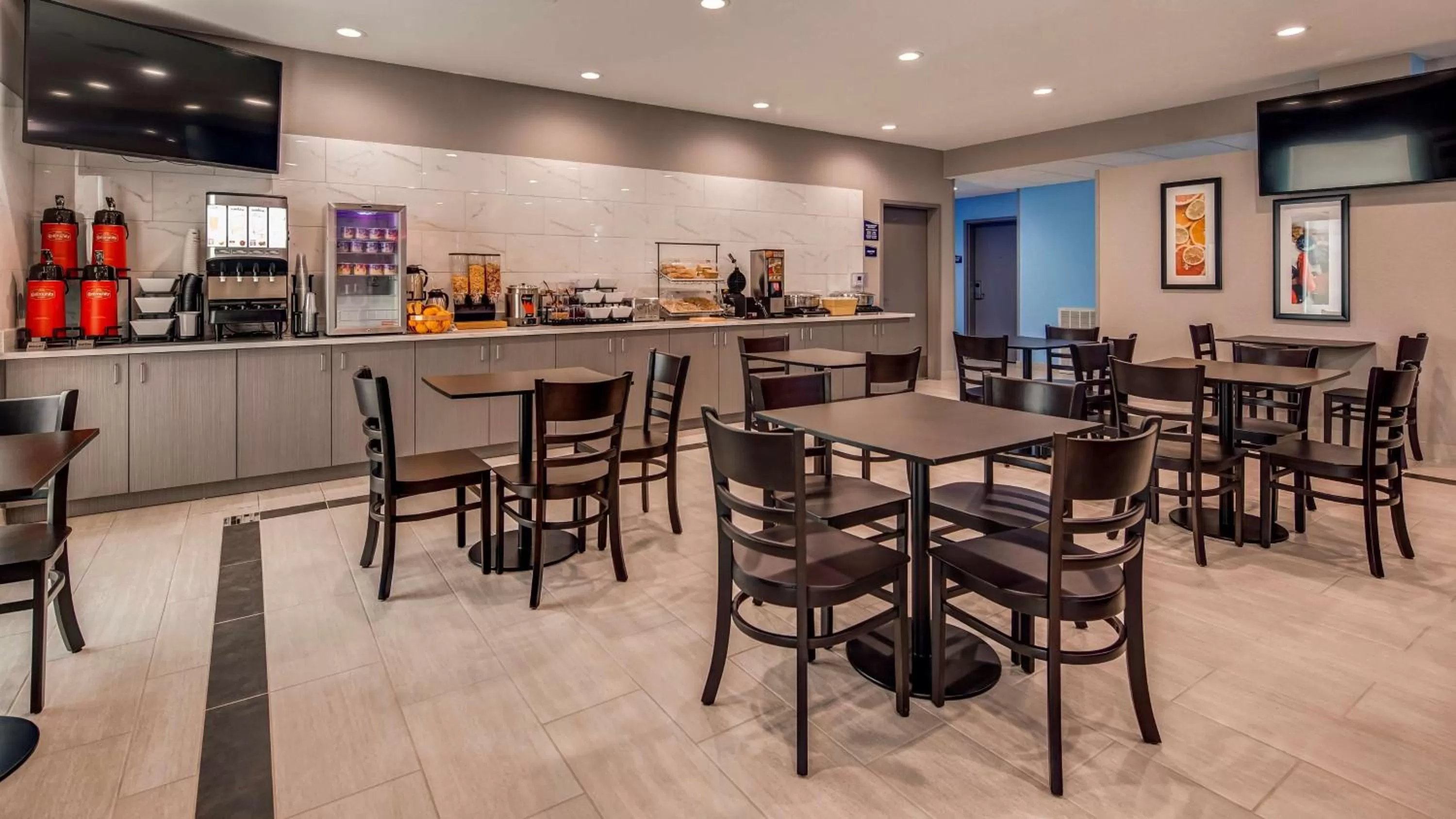 Restaurant/places to eat in SureStay Plus Hotel by Best Western Humble