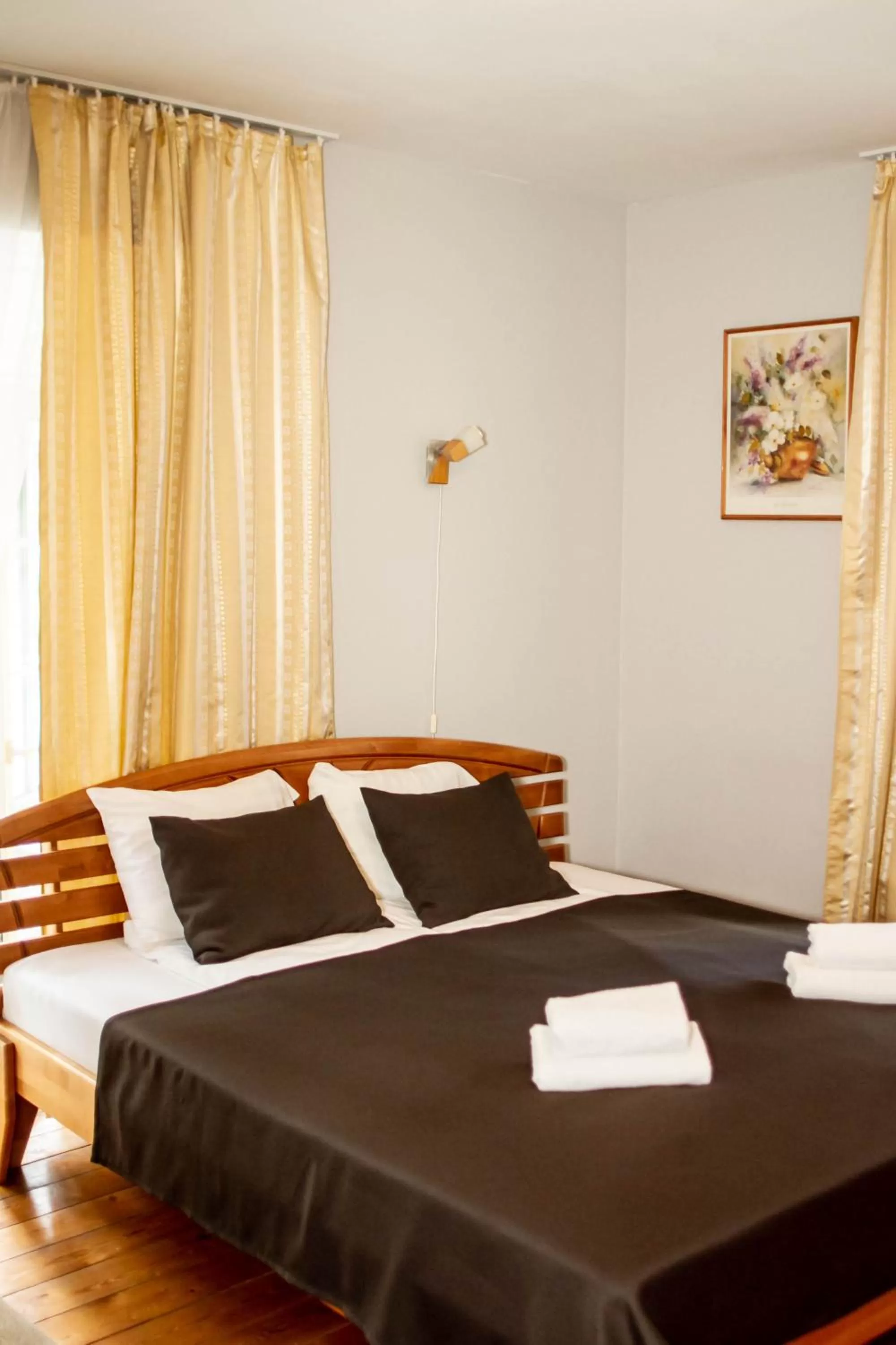 Photo of the whole room, Bed in Sunset Hotel