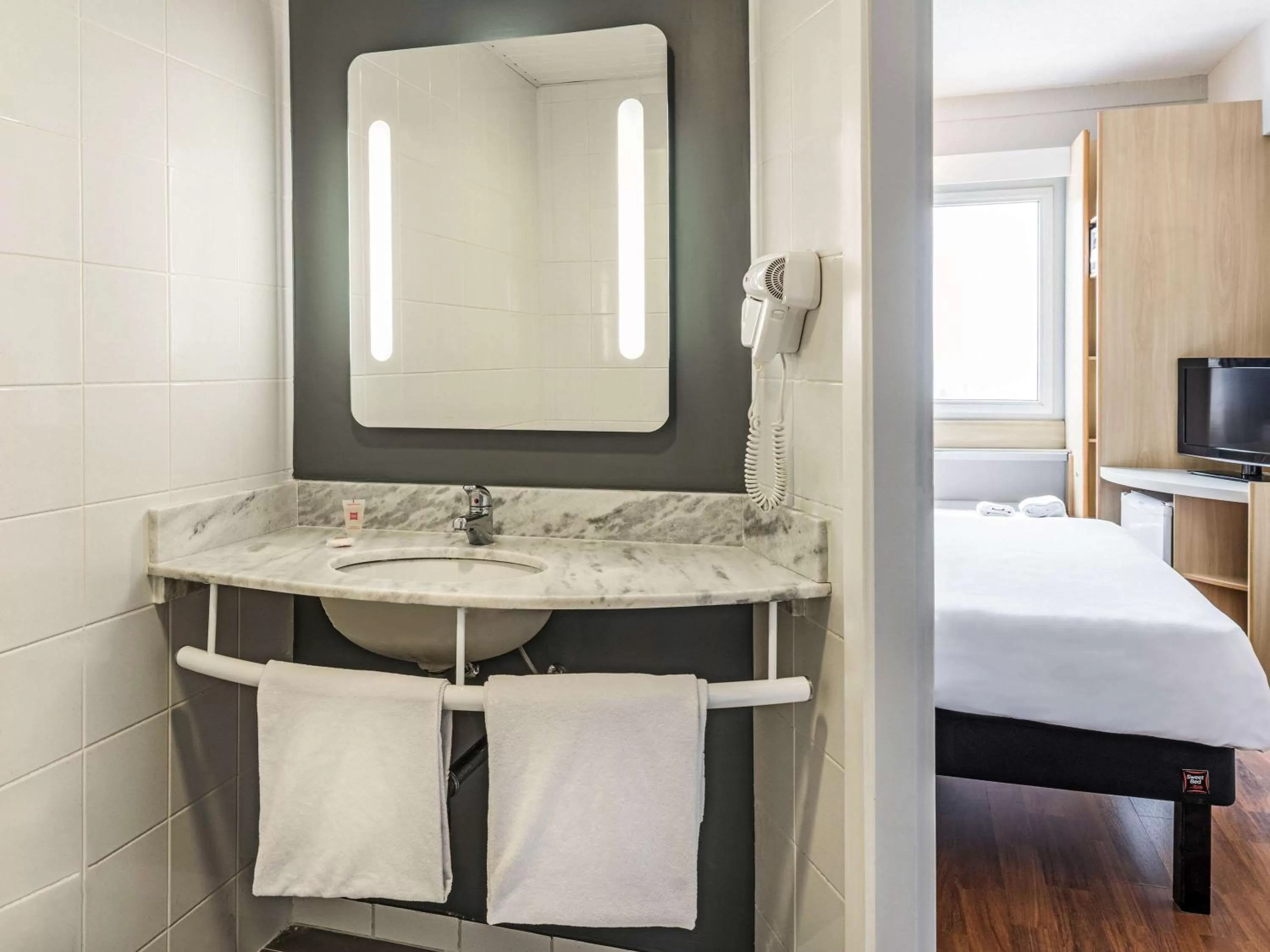 Photo of the whole room, Bed in ibis Tambore