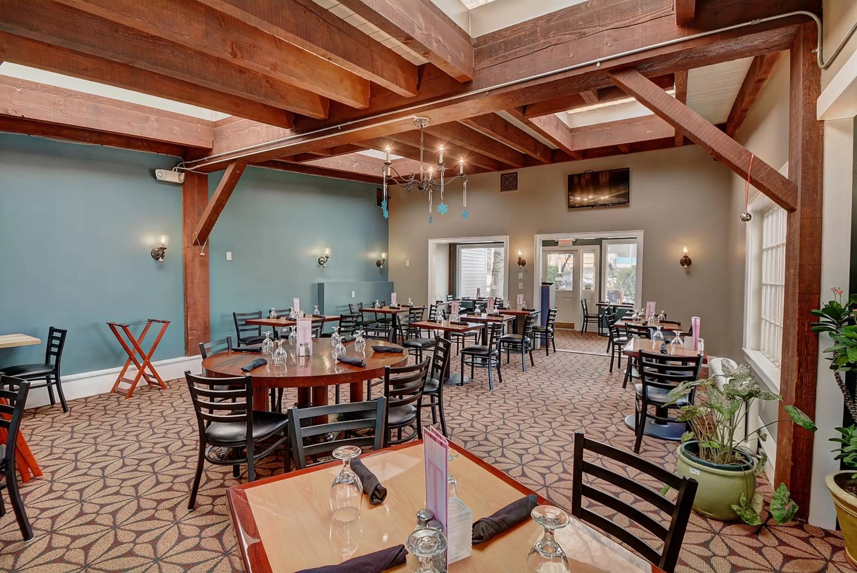 Restaurant/places to eat in Colonial Motel and Spa