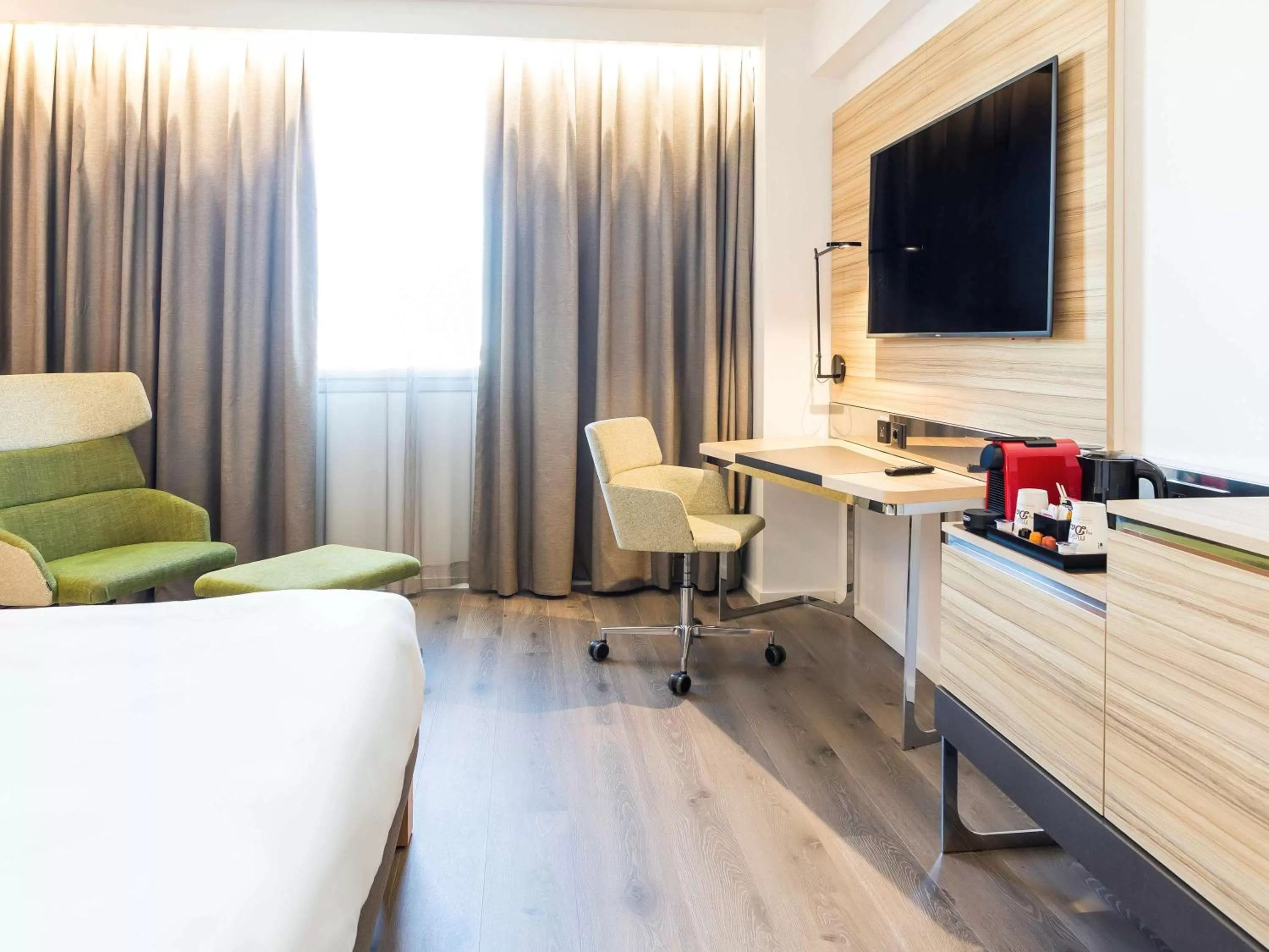 Photo of the whole room, Bed in Novotel Sevilla