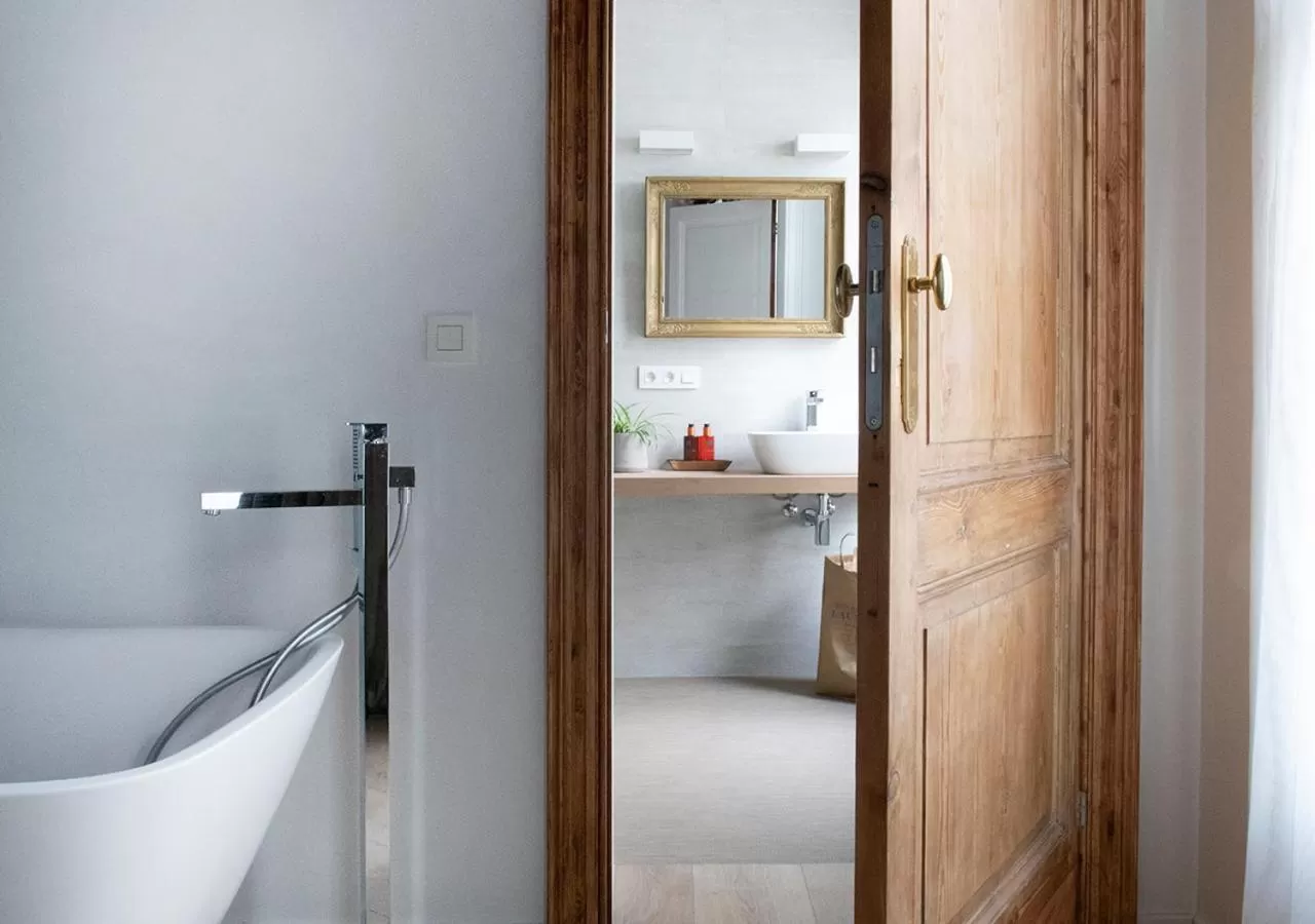 Bathroom, Bed in The Greenhouse