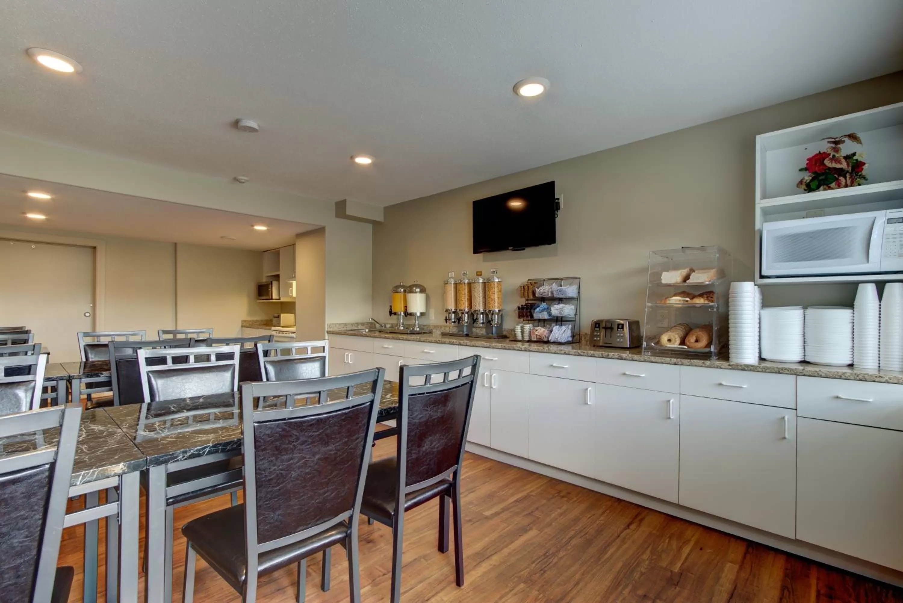 Coffee/tea facilities in Knights Inn Kamloops