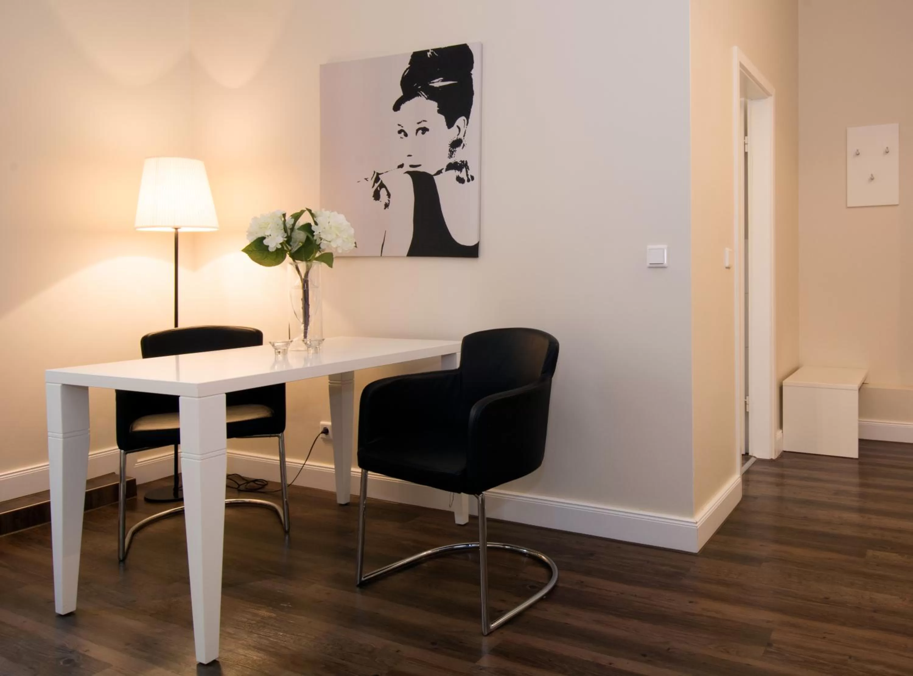 Photo of the whole room, Seating Area in Carlstadt Suites Düsseldorf