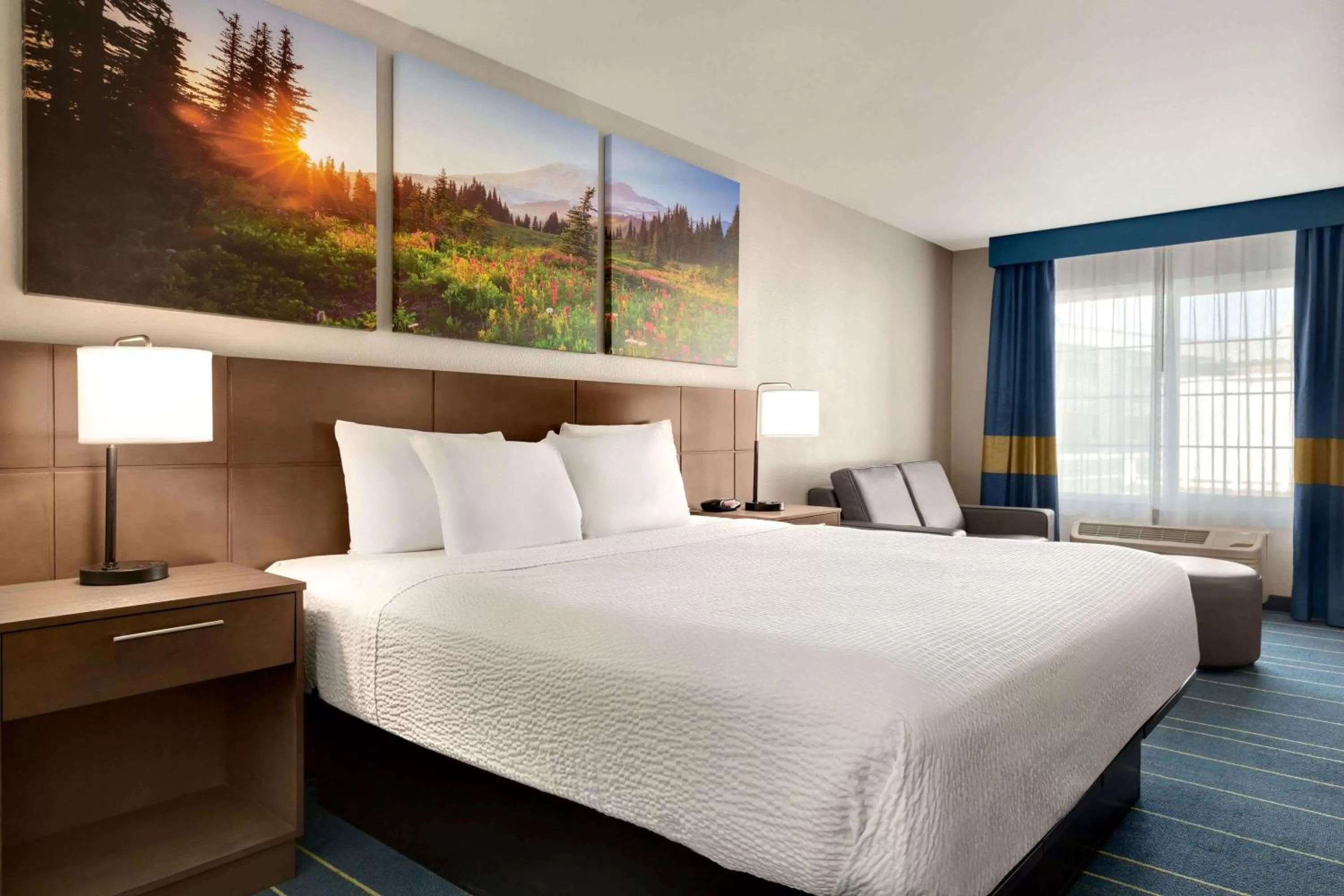 Bedroom, Bed in Days Inn & Suites by Wyndham Anaheim At Disneyland Park