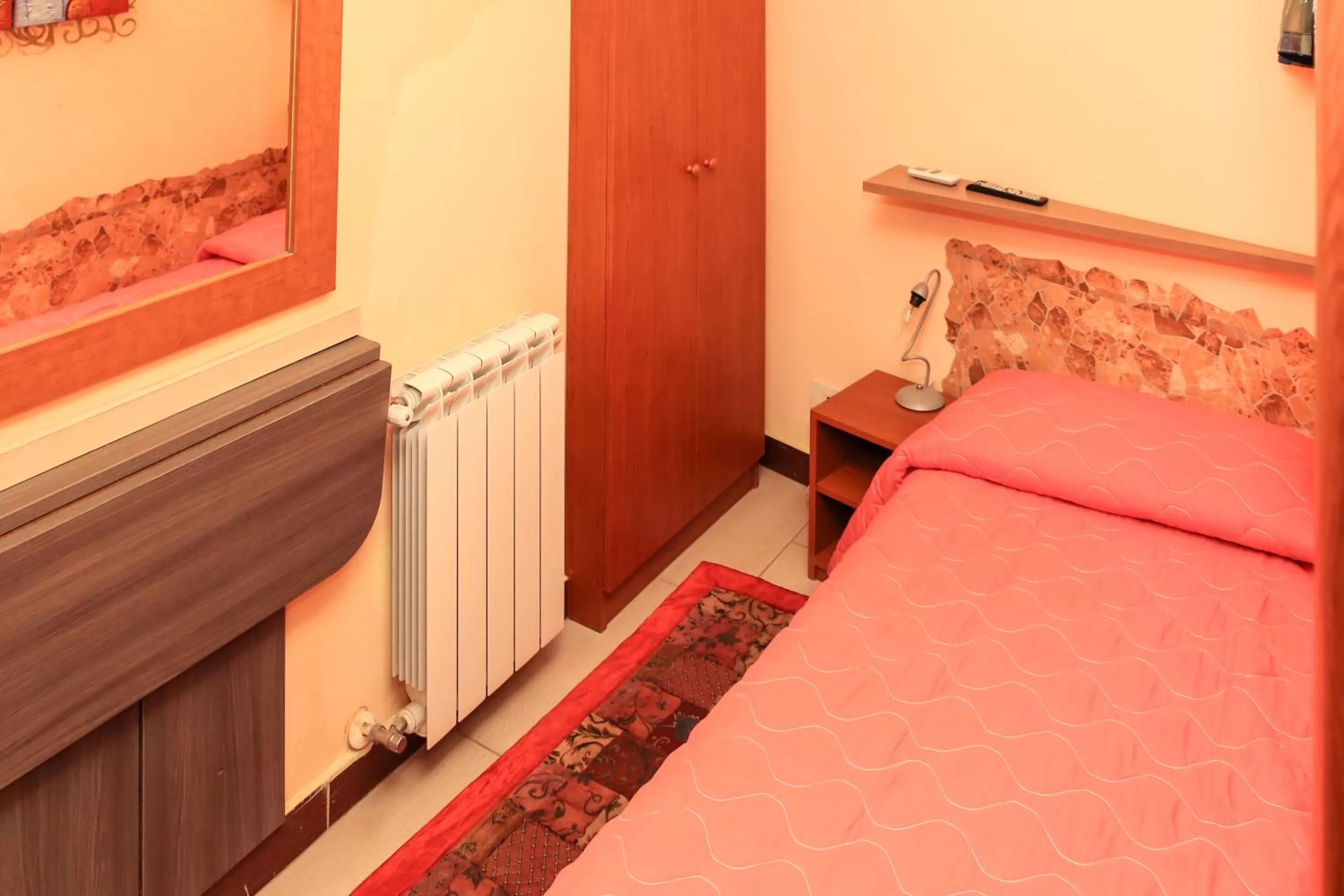 Bedroom, Bed in Golden Dreams B&B