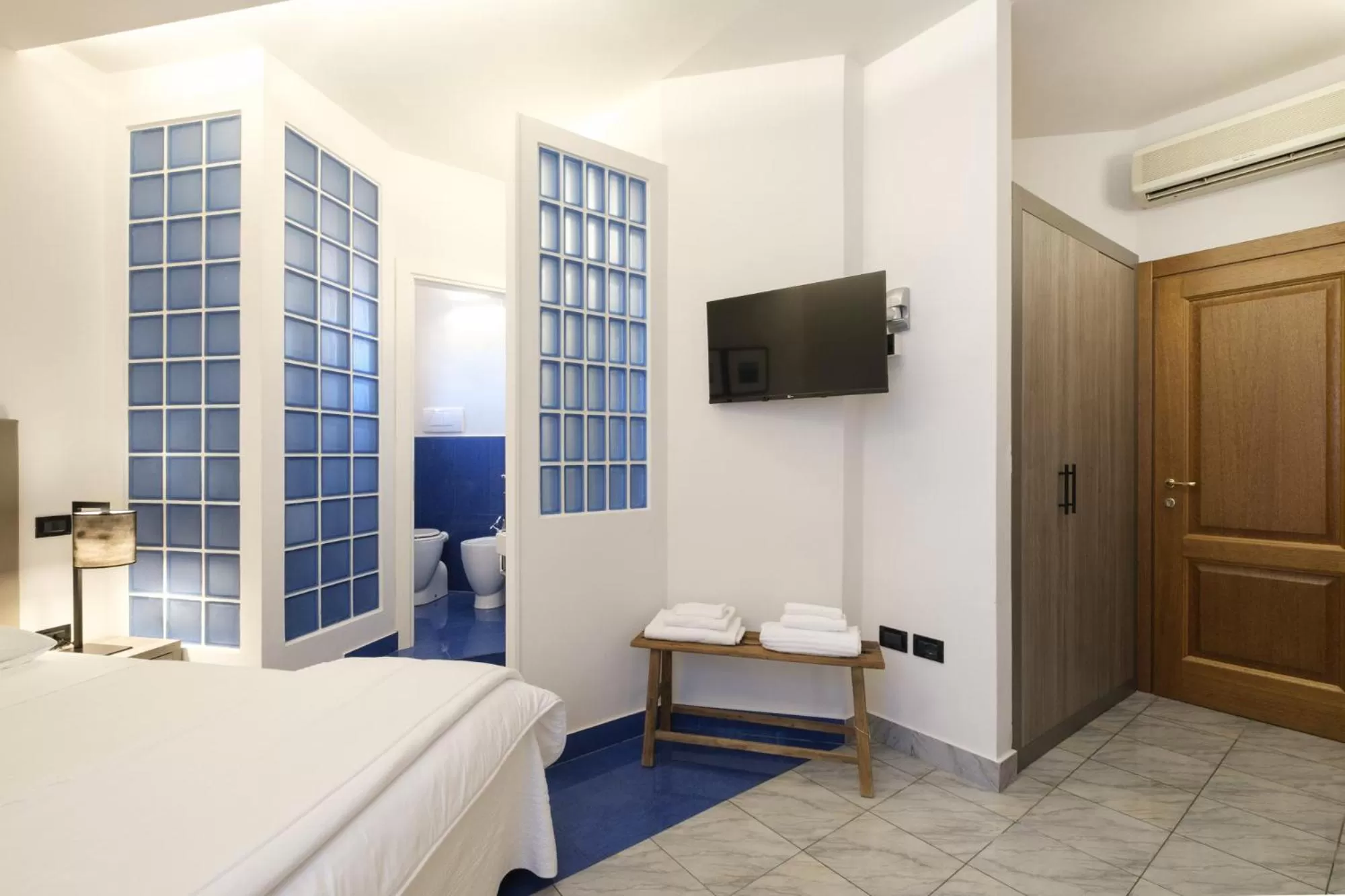 Bathroom, Bed in Hotel Ristorante Alla Vittoria