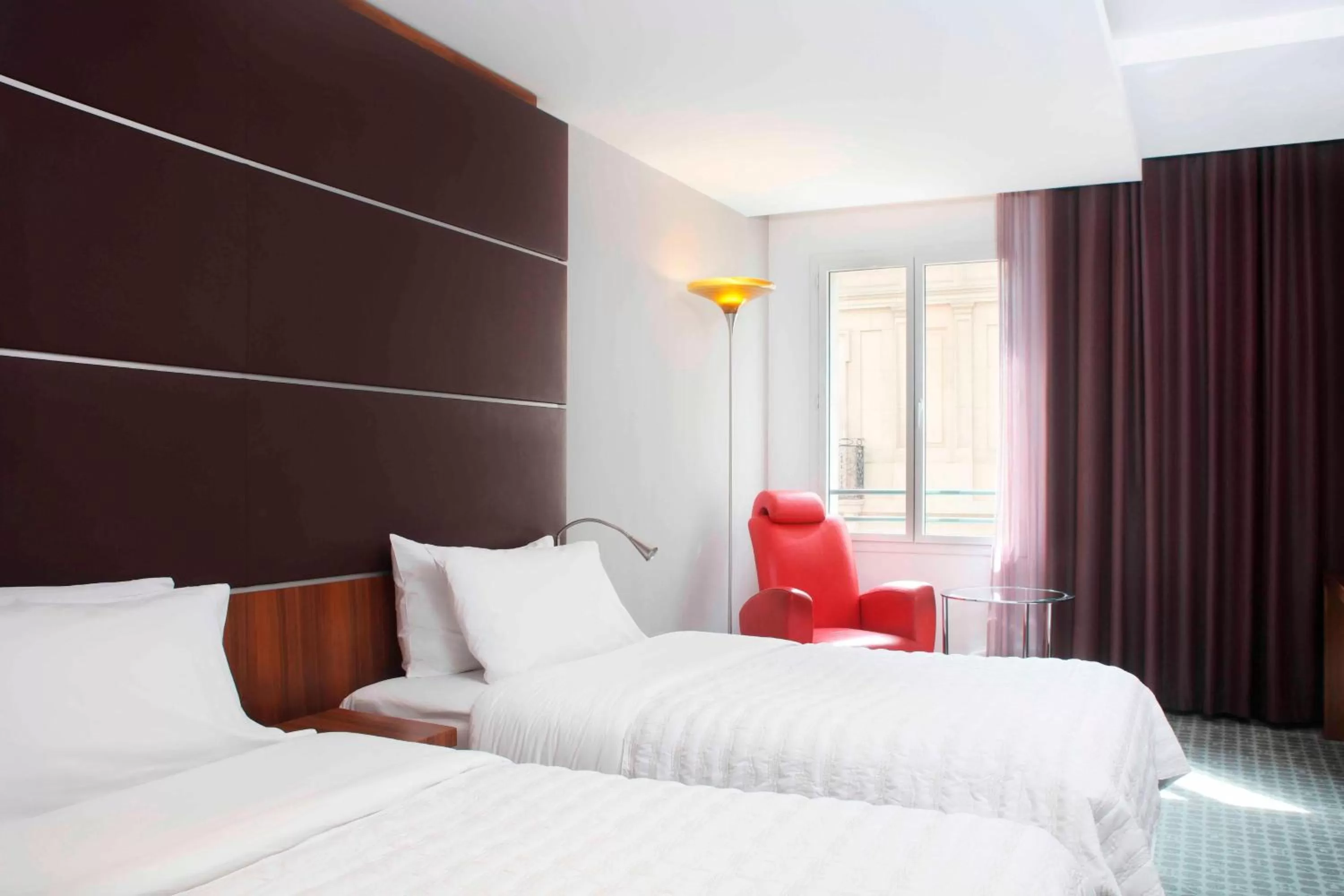 Photo of the whole room, Bed in Le Meridien Barcelona