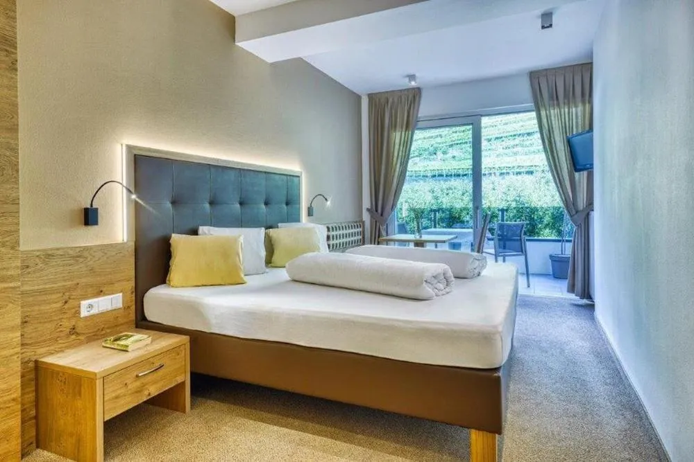 Bed in Das Mitterplarser Hotel