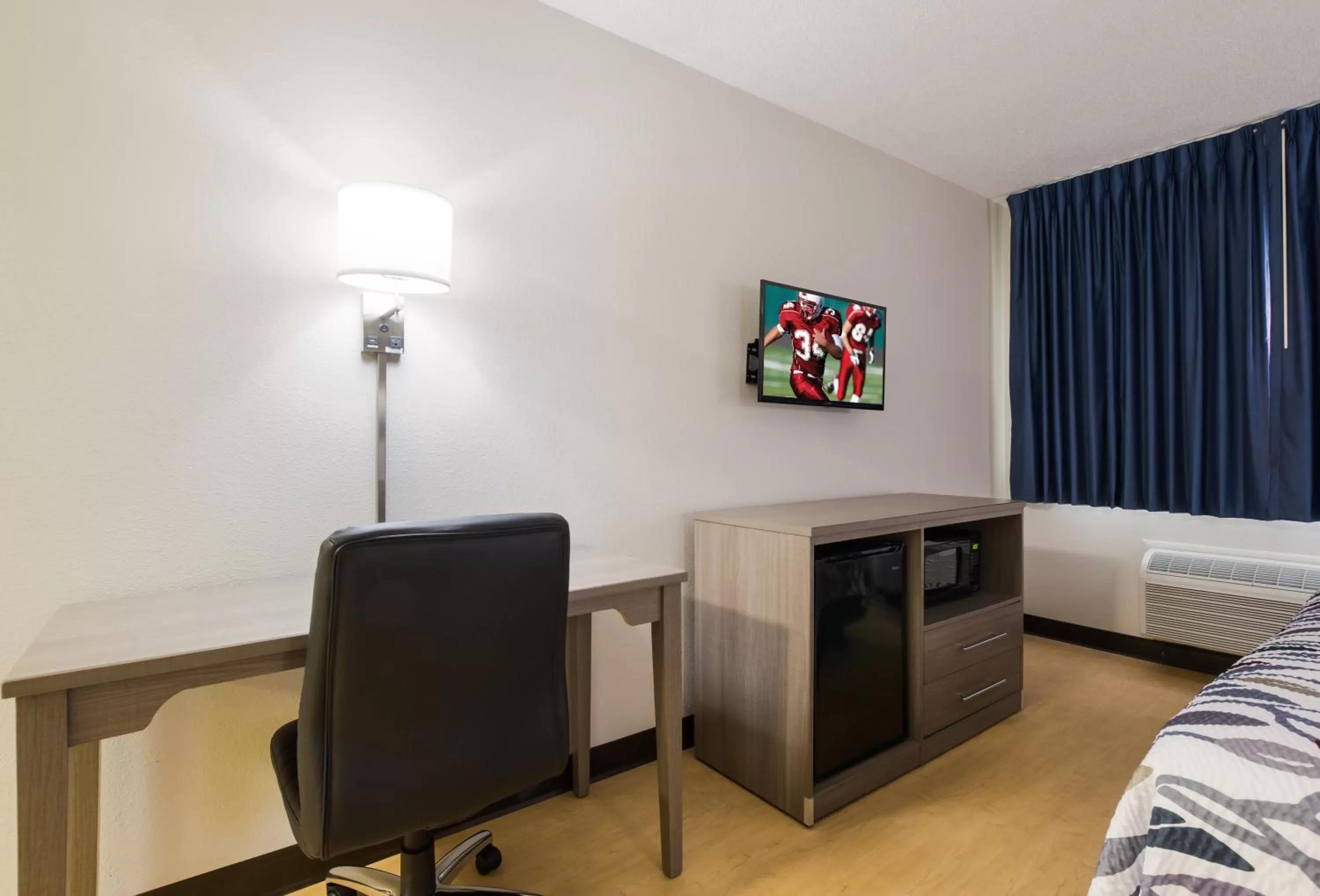 Photo of the whole room, Bed in Red Roof Inn Lawrenceburg