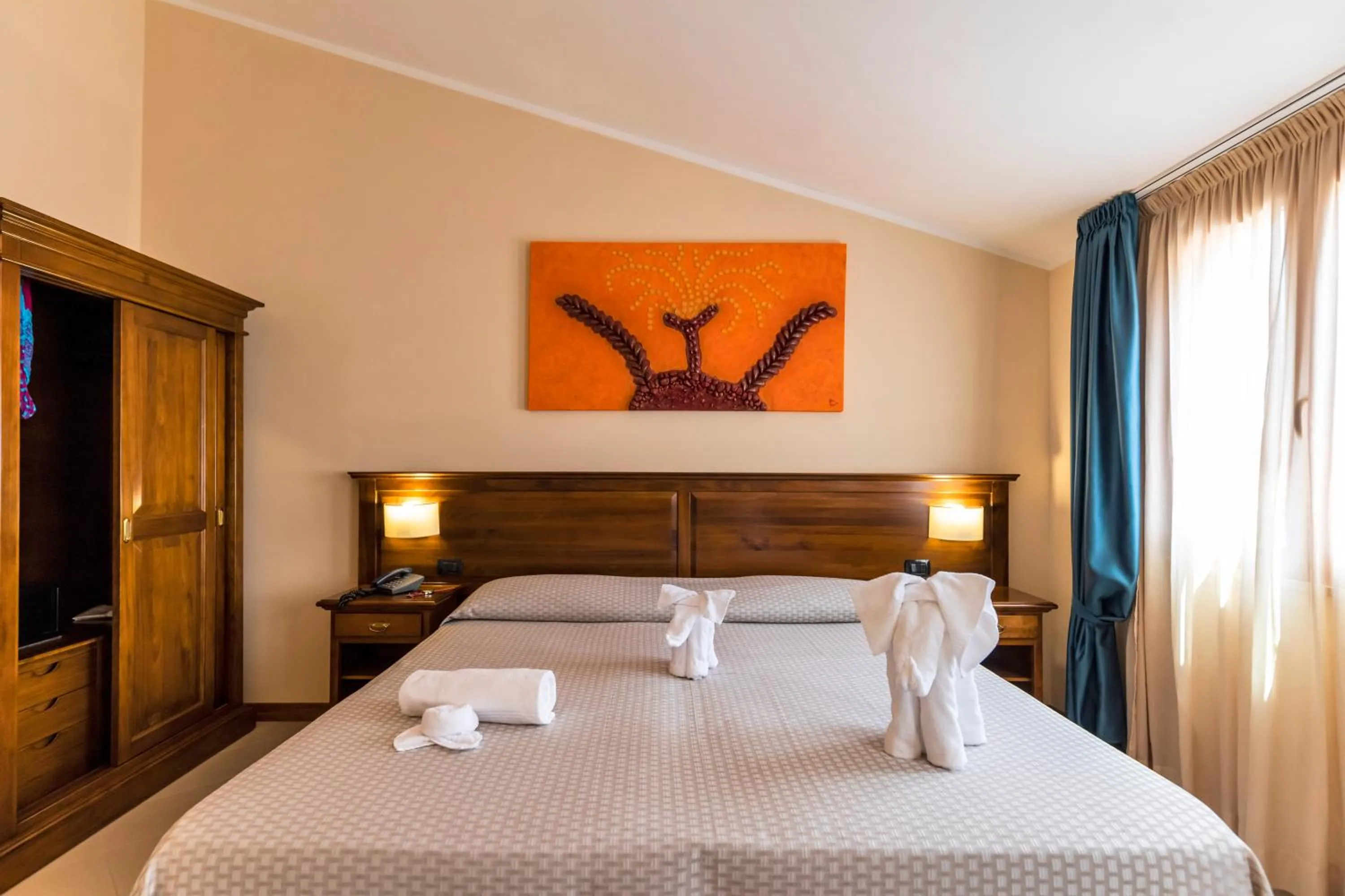 Bedroom, Bed in Tropis Hotel