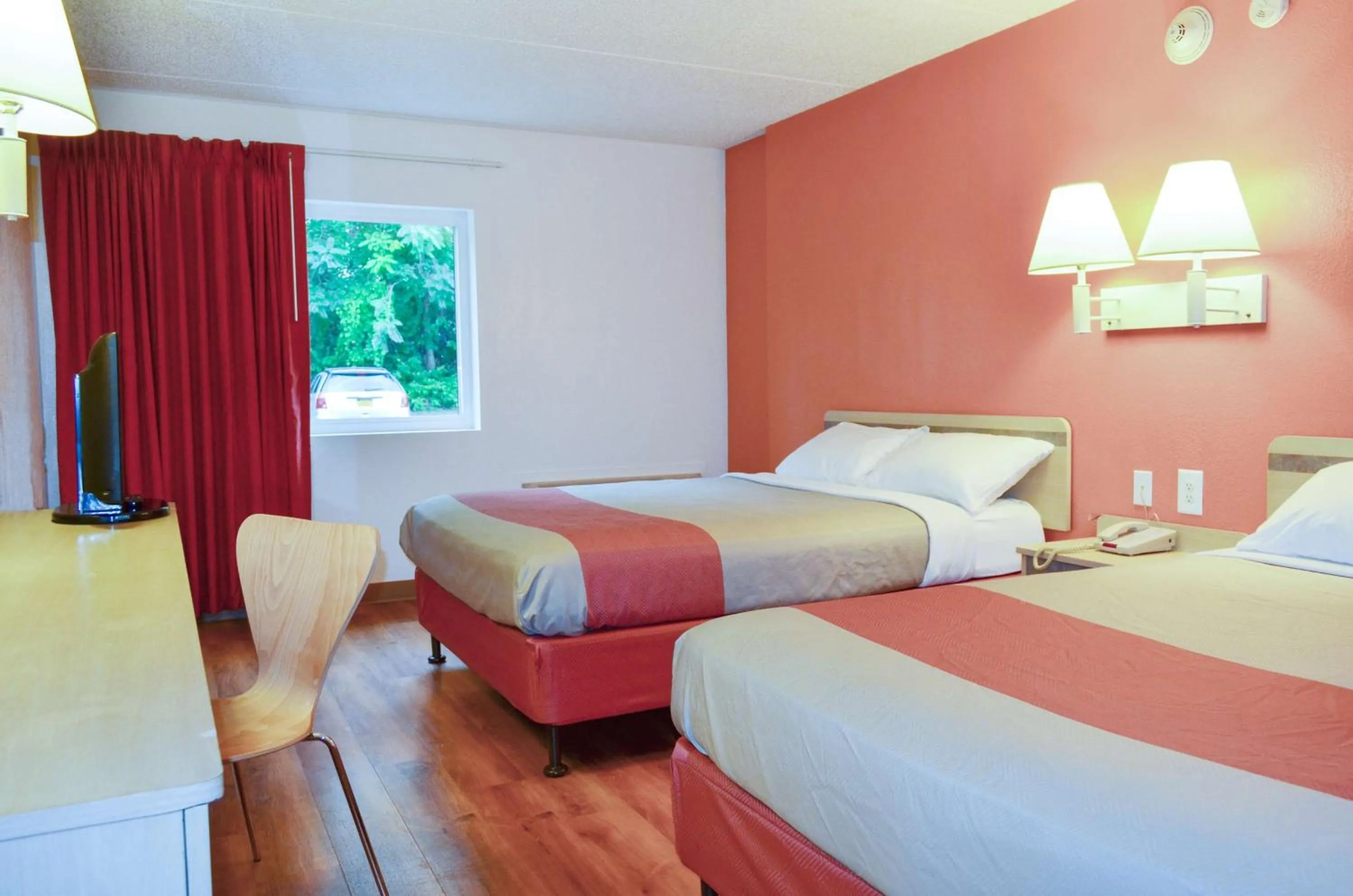 TV and multimedia, Bed in Motel 6-Albany, NY