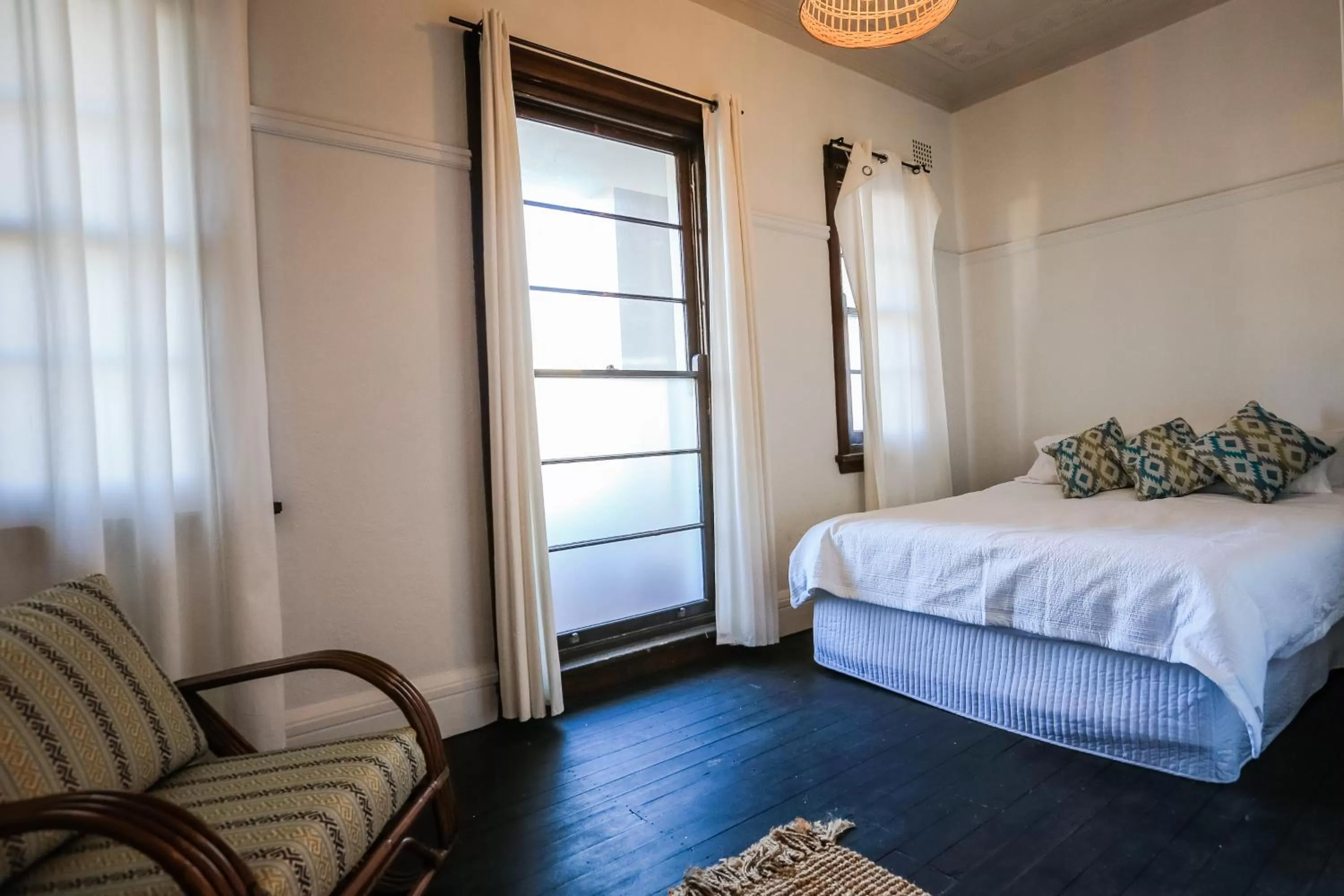 Photo of the whole room, Bed in Charing Cross Hotel