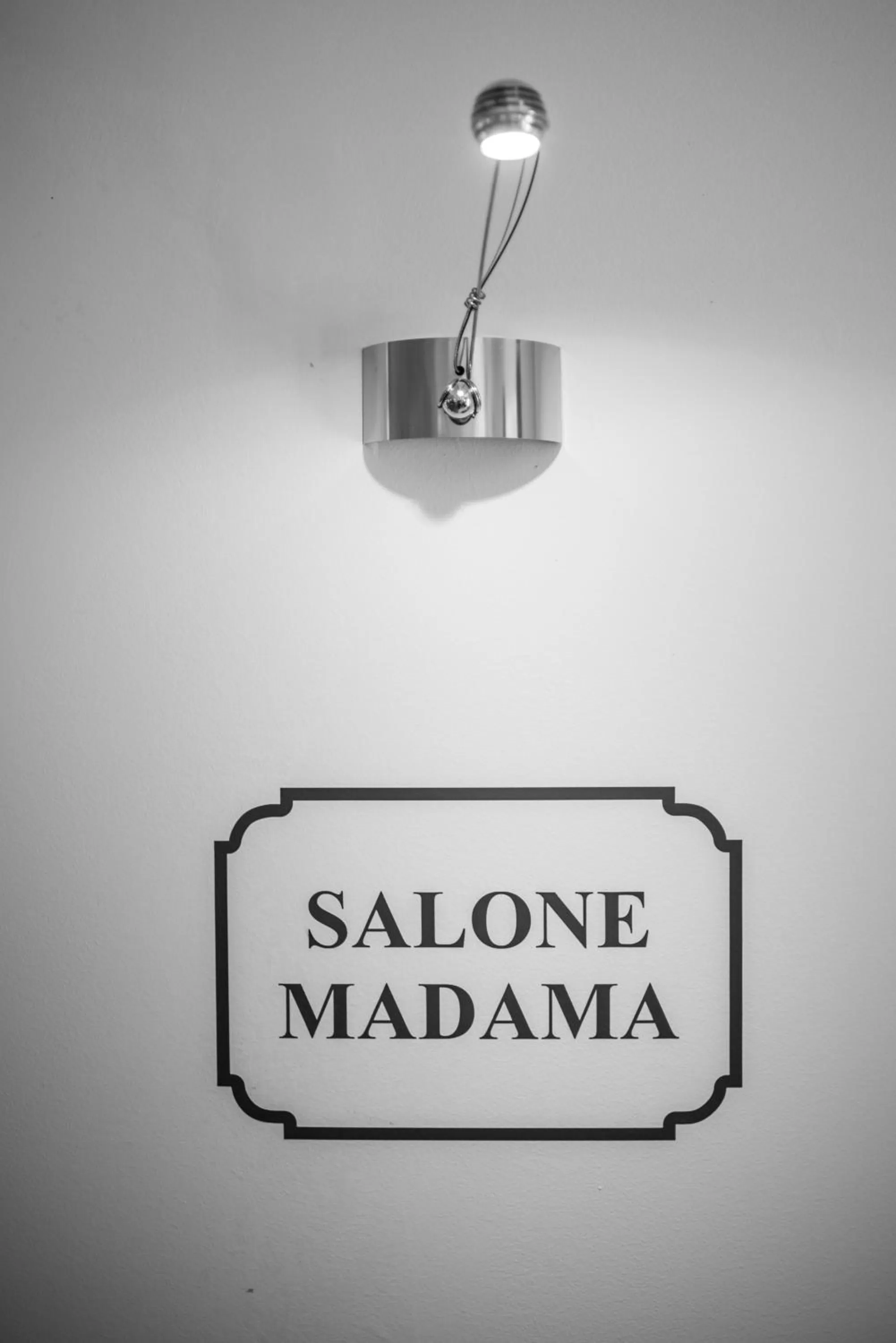 Communal lounge/ TV room in VILLA LIBERTY Boutique Hotel - Borgo Capitano Collection