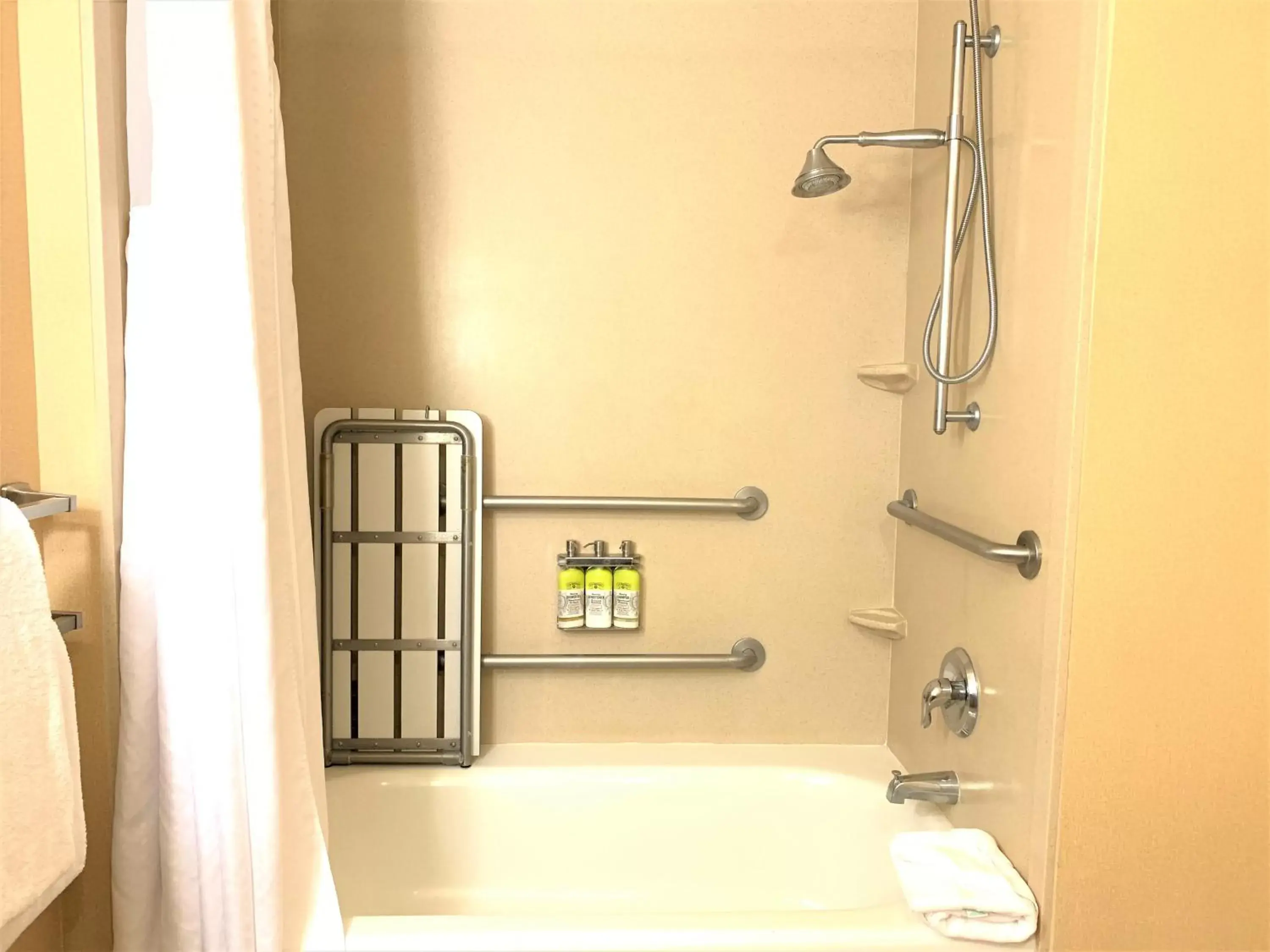 Standard Room with Two Queen Beds - Communications Accessible Tub in Holiday Inn Express Fresno Northwest - Herndon by IHG Standard Room with Two Queen Beds - Communications Accessible Tub in Holiday Inn Express Fresno Northwest - Herndon by IHG