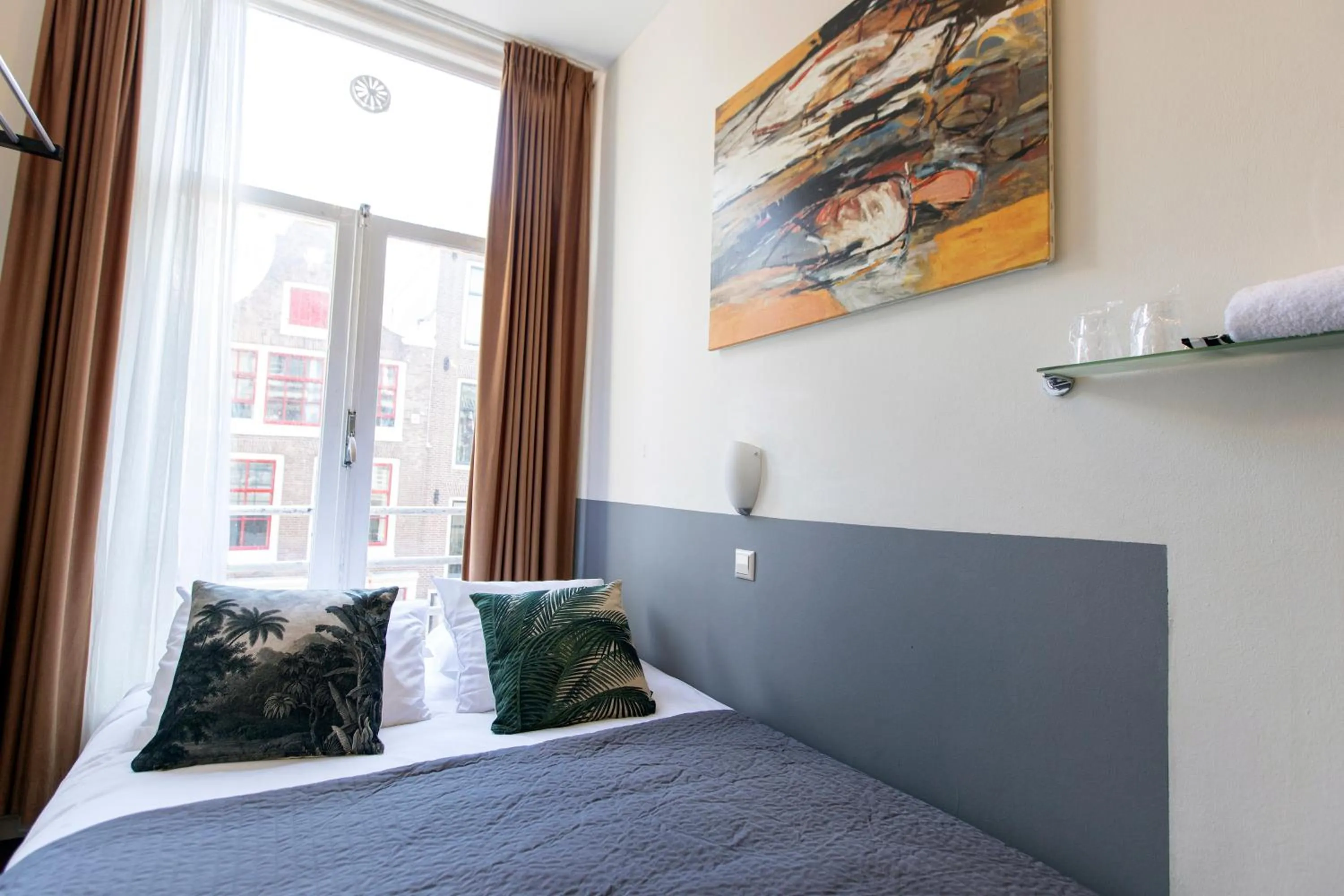 Bed in Quentin Arrive Hotel