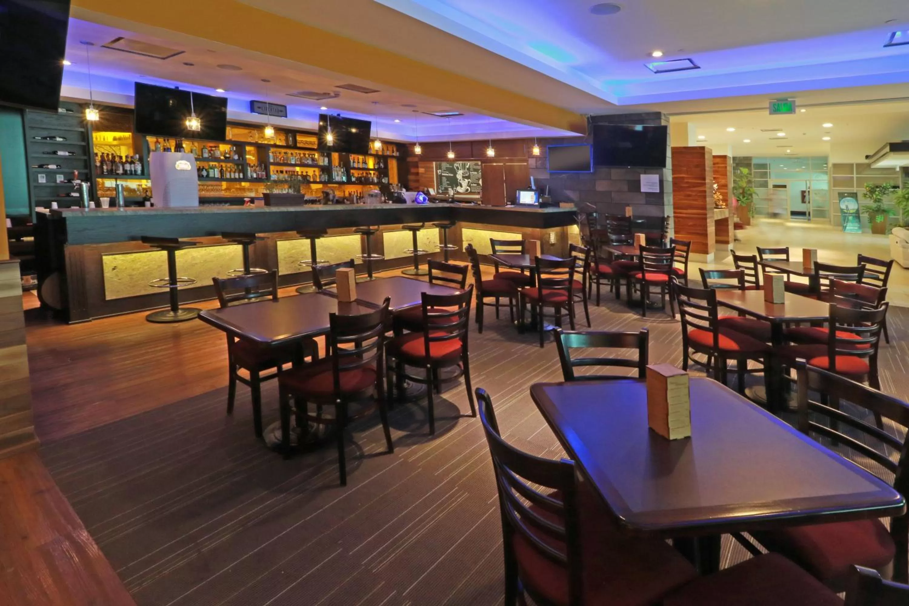 Lounge or bar in Holiday Inn & Suites Plaza Mayor by IHG