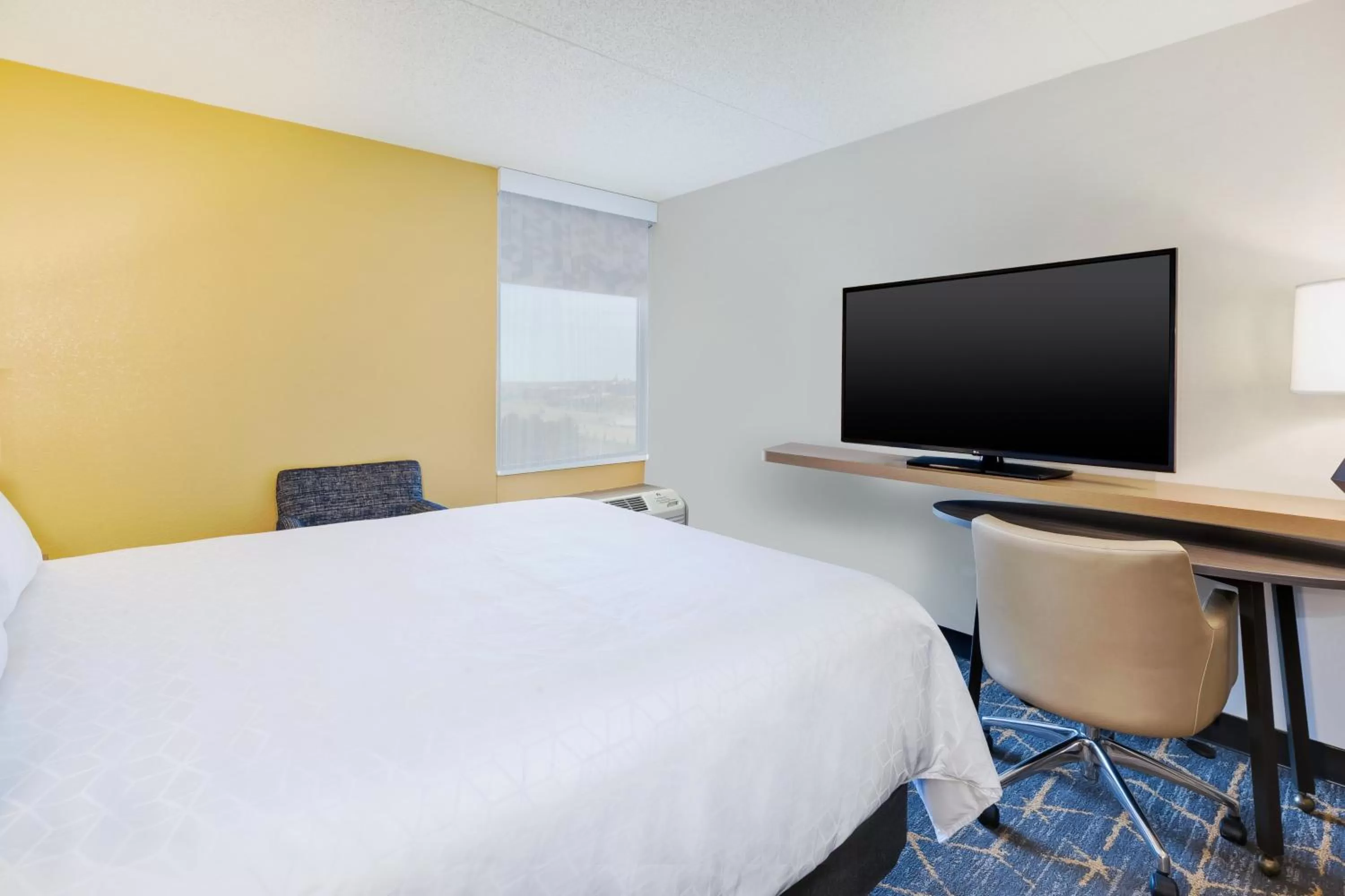 Photo of the whole room, Bed in Holiday Inn Grand Rapids Downtown by IHG
