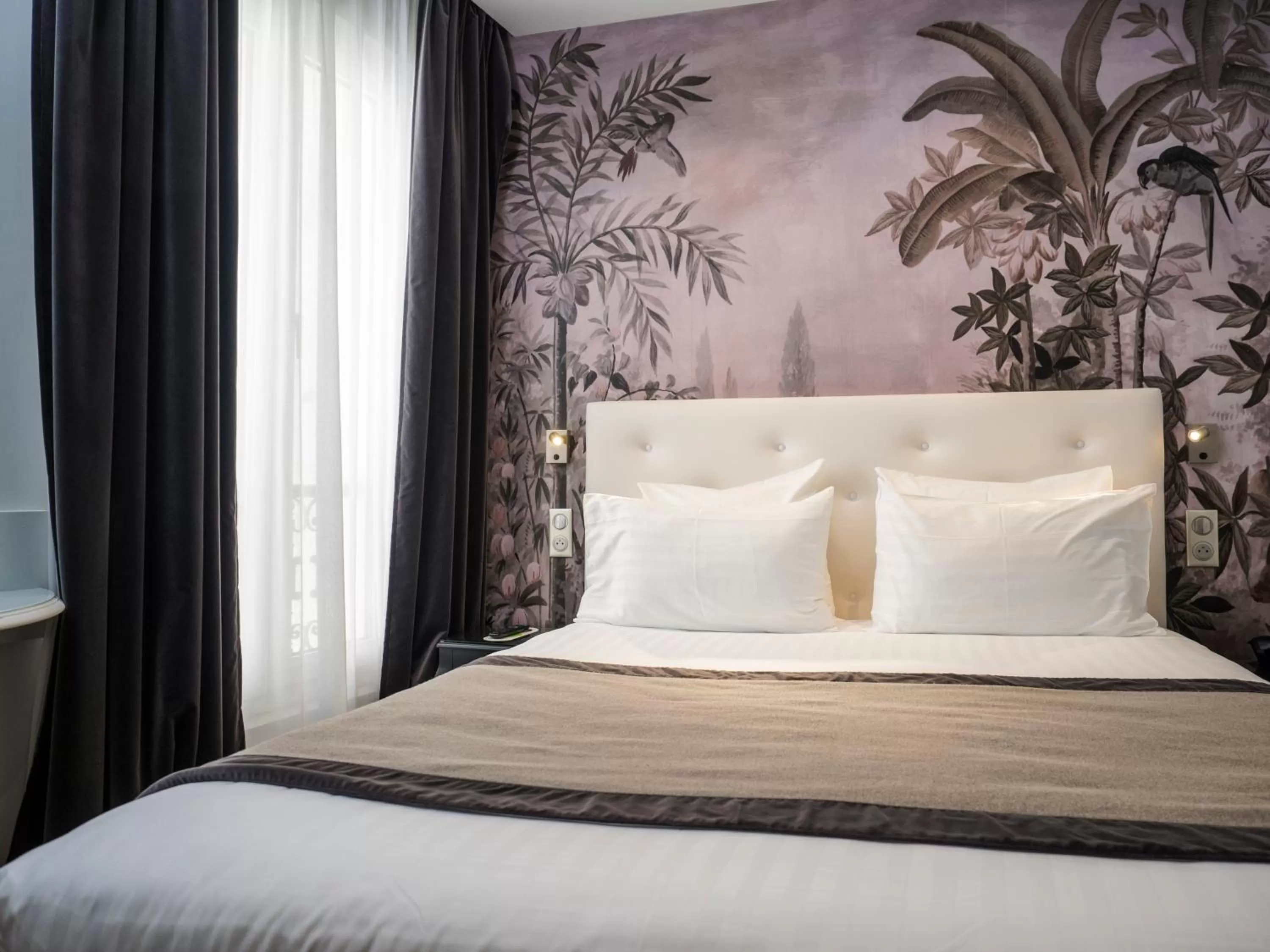 Shower, Bed in Hotel Taylor