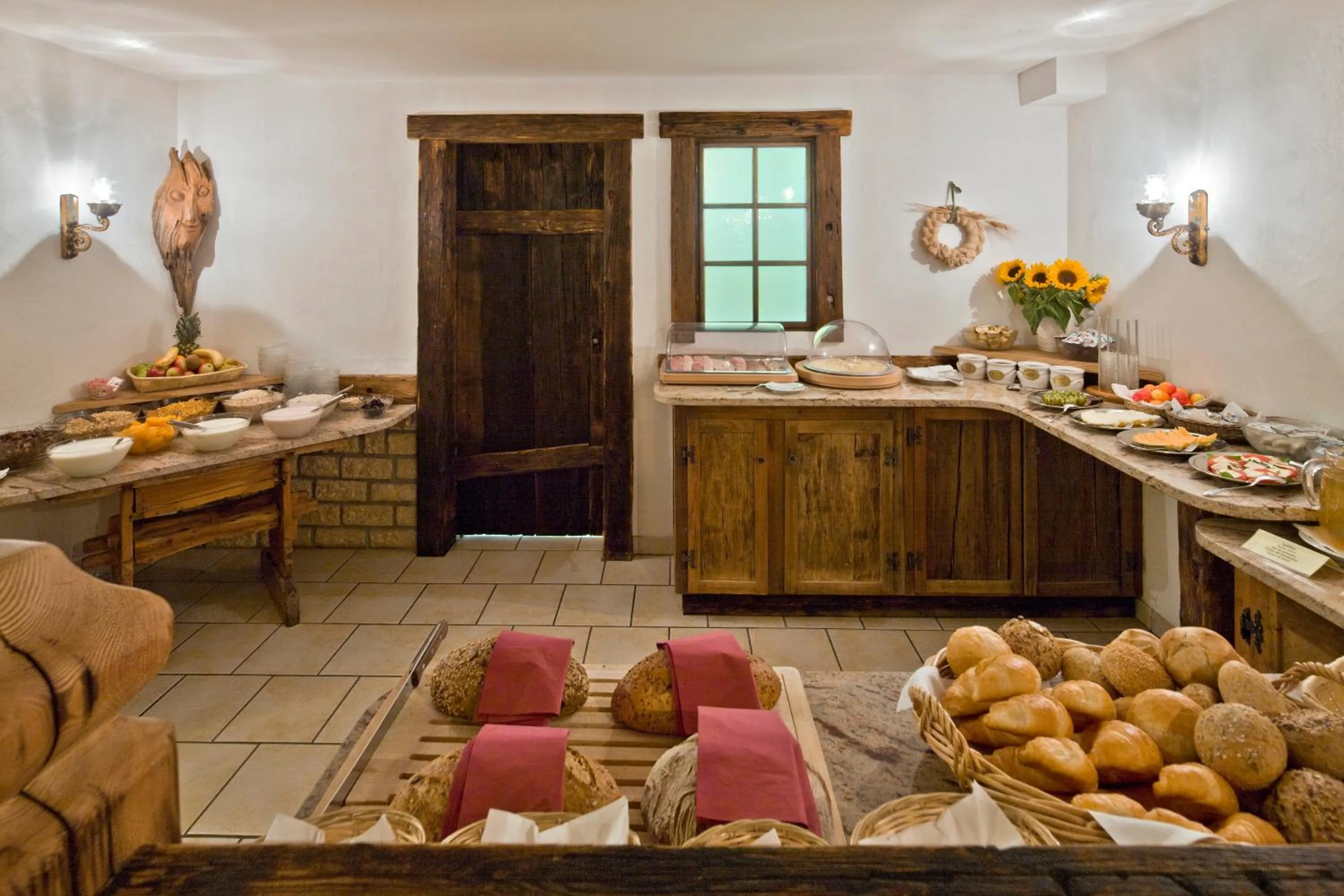 Restaurant/places to eat in Hotel Antika