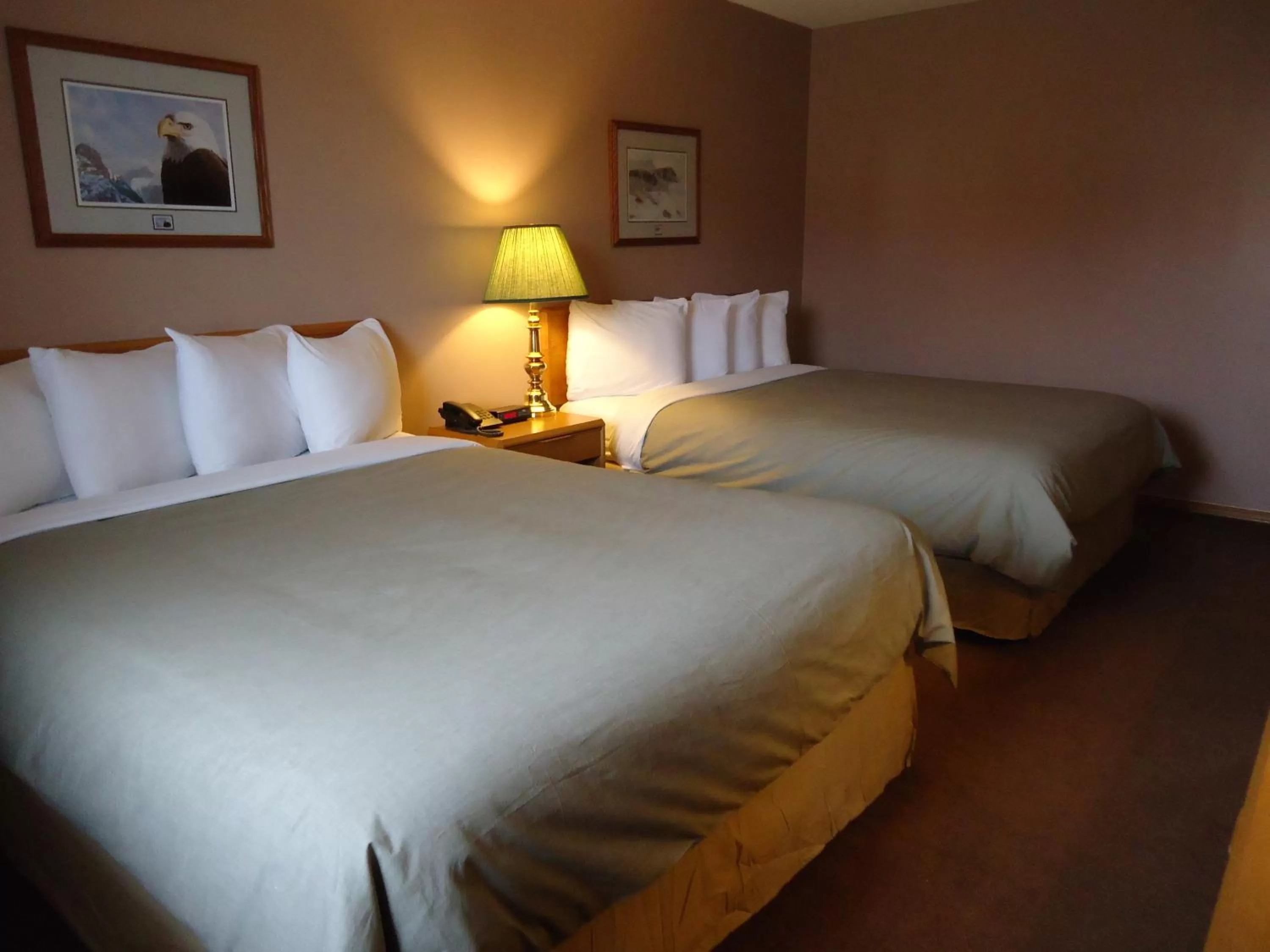 Bed in Canway Inn & Suites