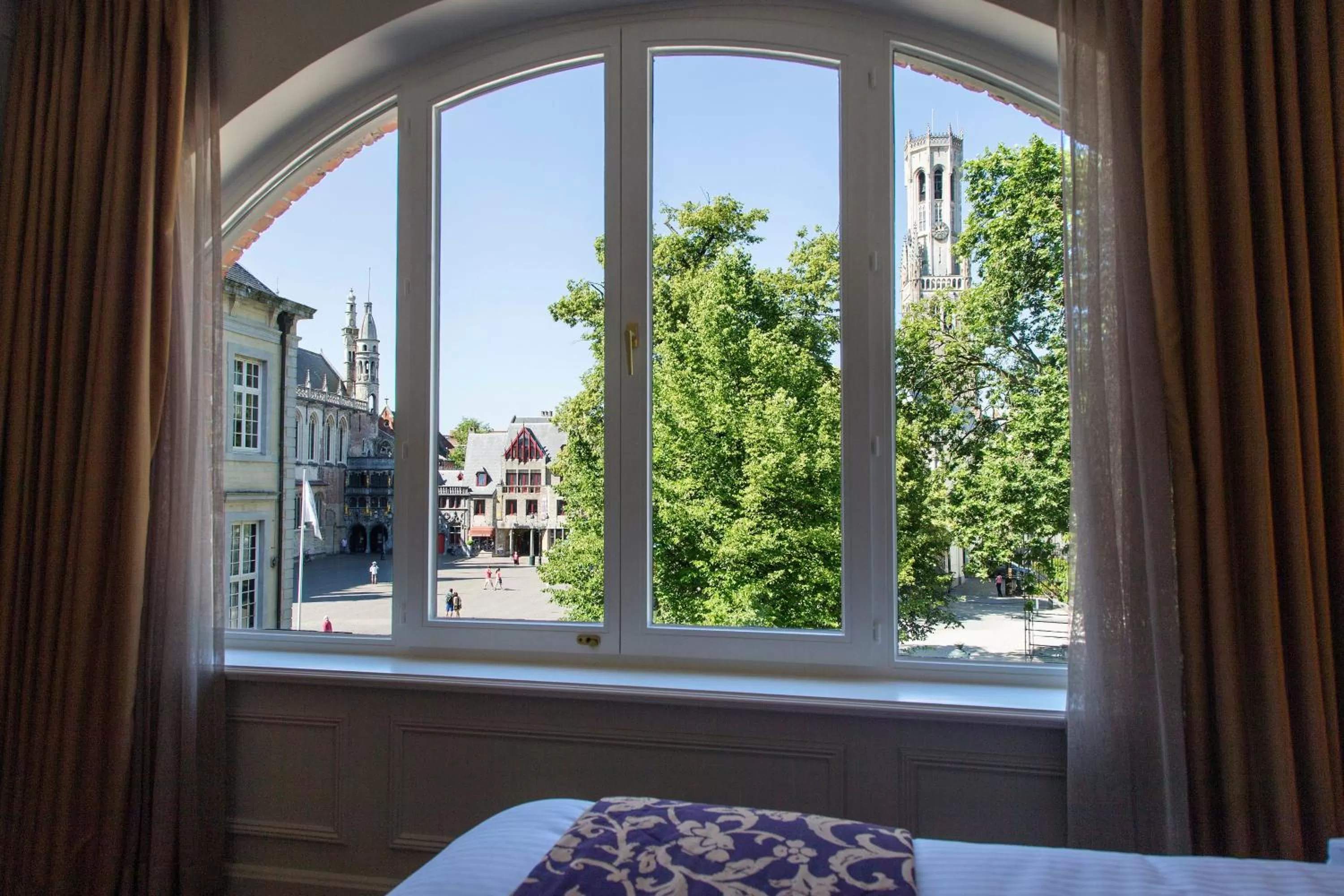 Photo of the whole room, Bed in Crowne Plaza Hotel Brugge by IHG