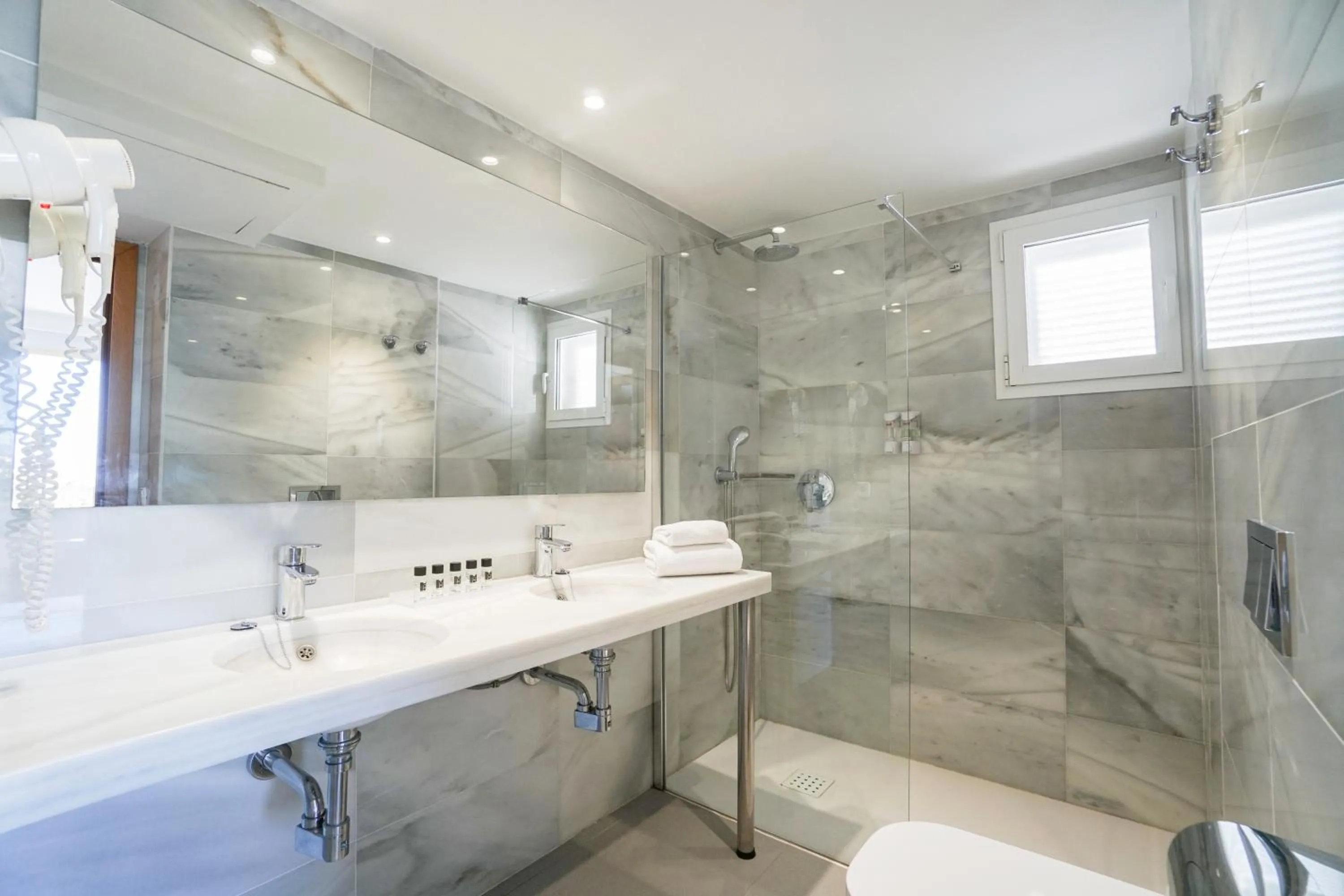 Bathroom in Hotel Millor Sol