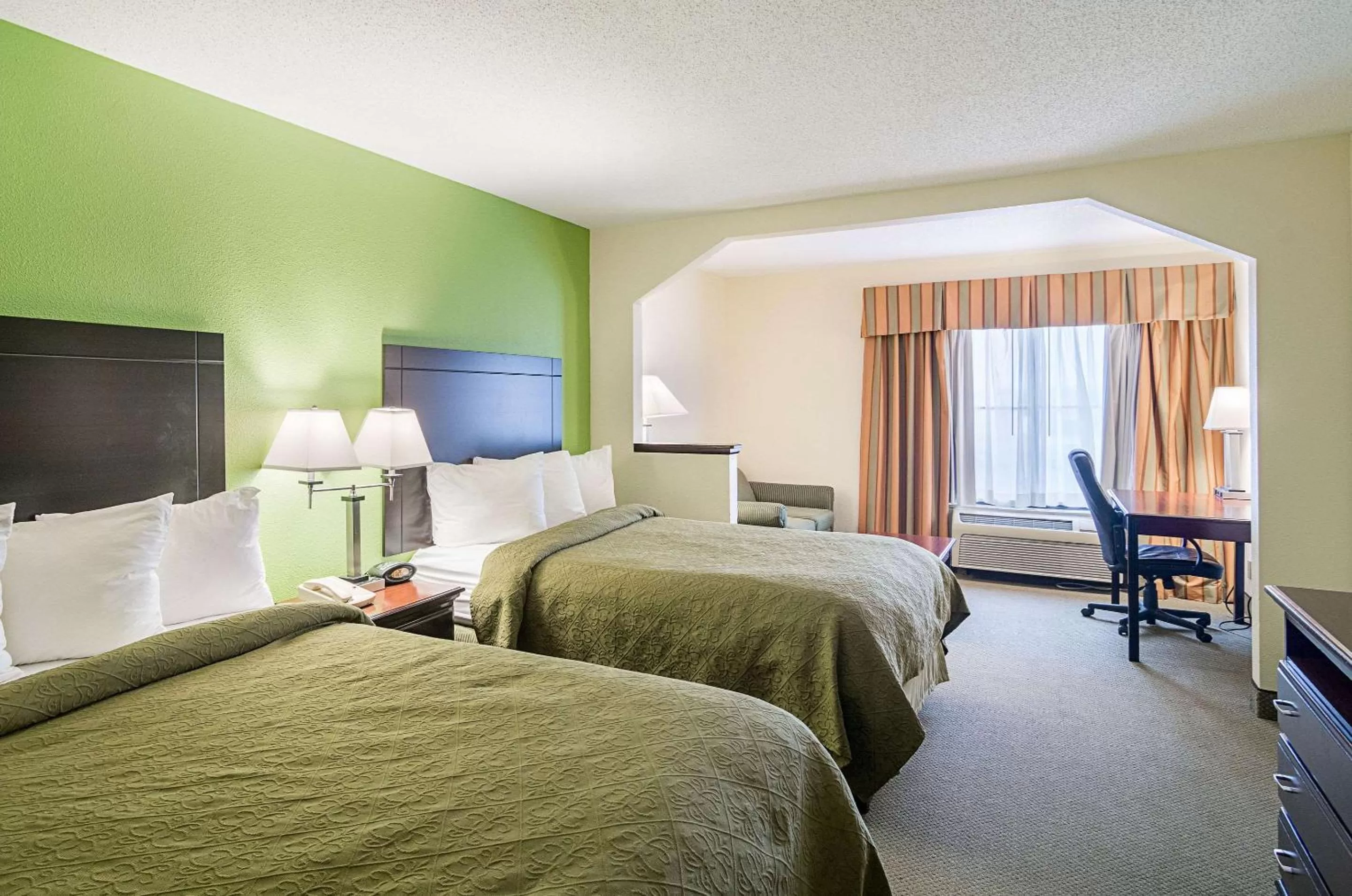 Photo of the whole room, Bed in Quality Inn & Suites Harvey - Chicago Southland