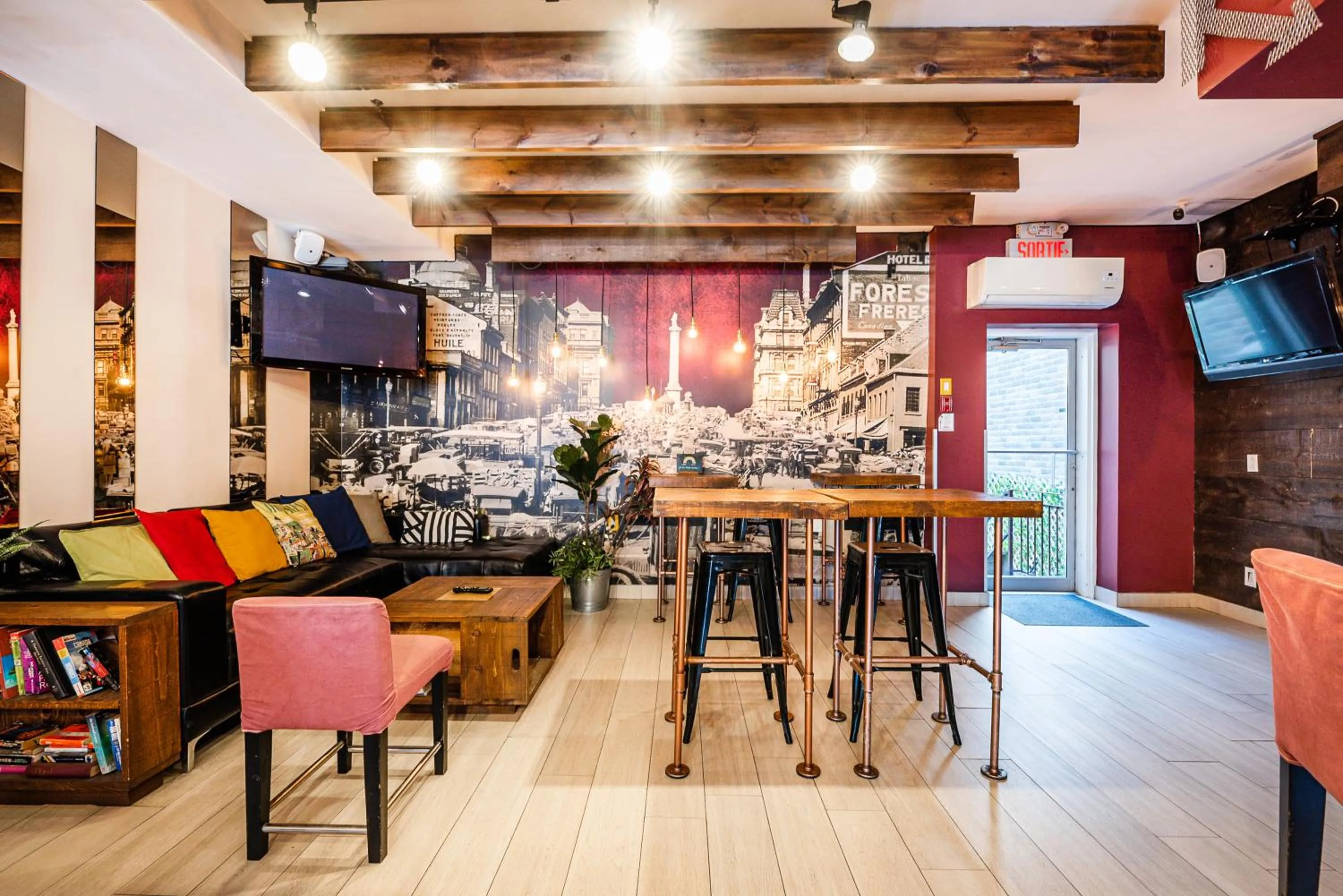 Lounge or bar in Samesun Montreal Hotel & Hostel