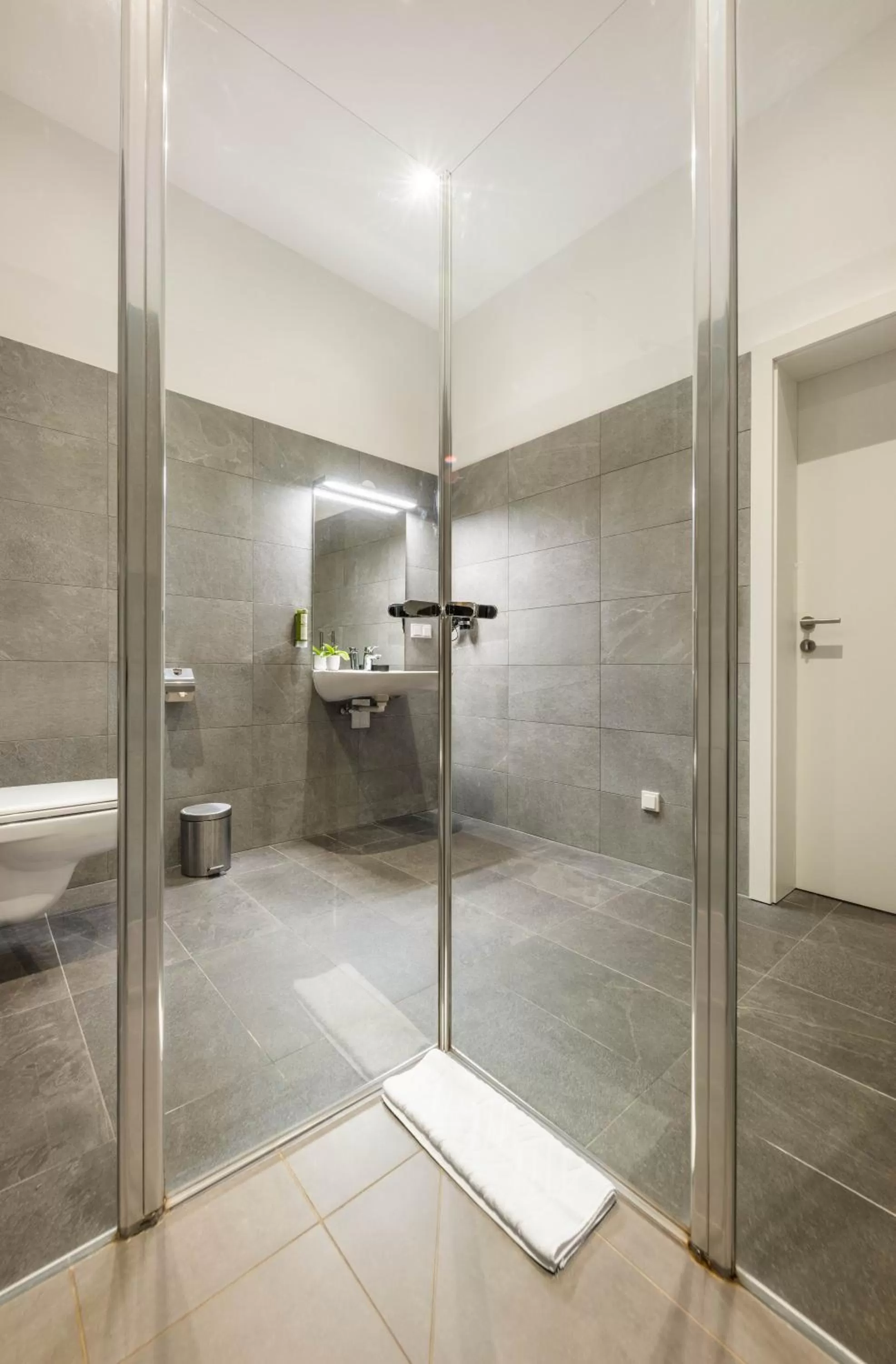 Shower in Jimmy's Apartments Emerald