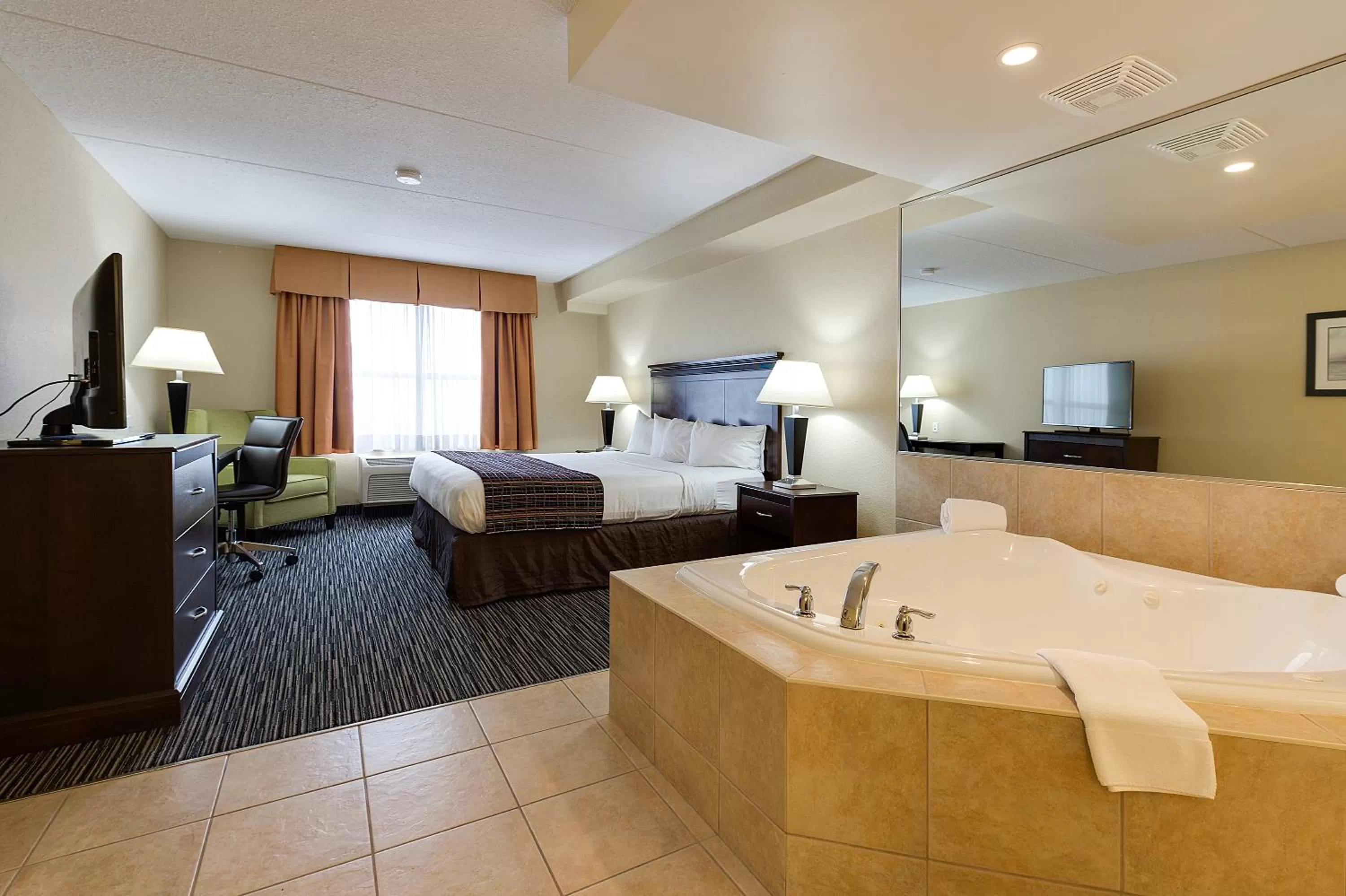 Hot Tub, Bed in Country Inn & Suites by Radisson, Niagara Falls, ON