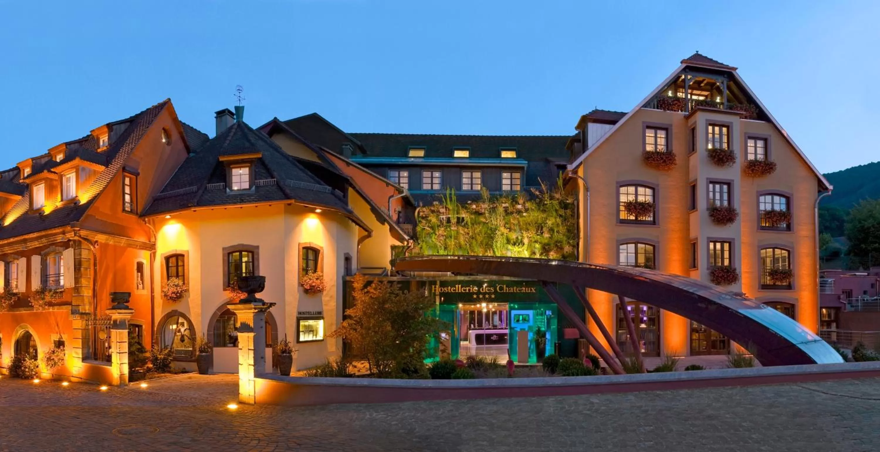 Facade/entrance in Hostellerie Des Châteaux & Spa