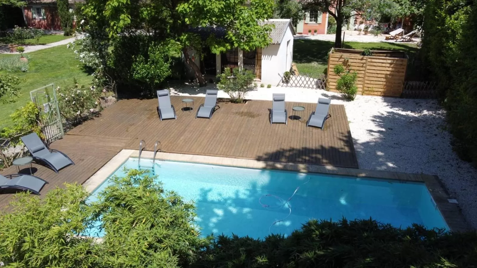 Pool View in Le Pavillon Vert - B&B