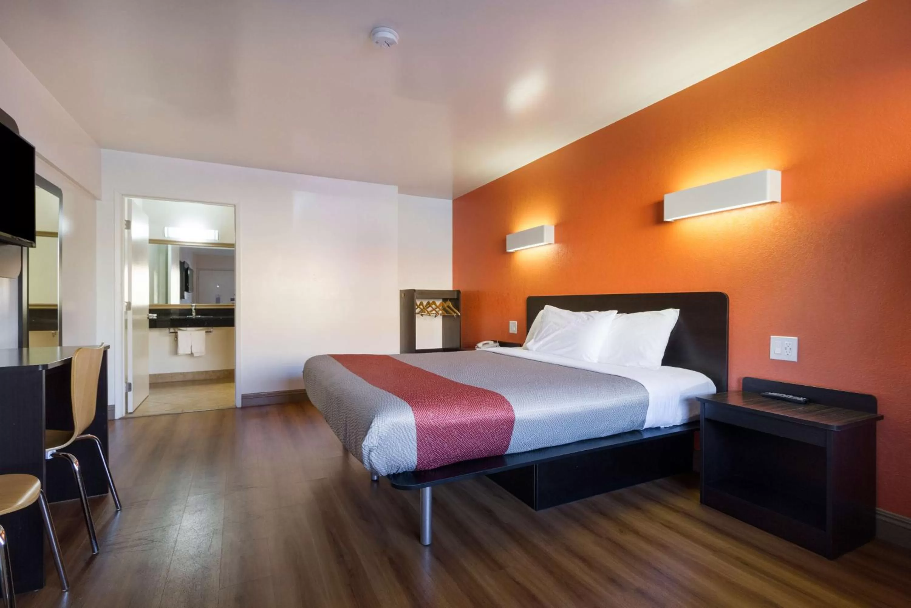 TV and multimedia, Bed in Motel 6-Claremont, CA