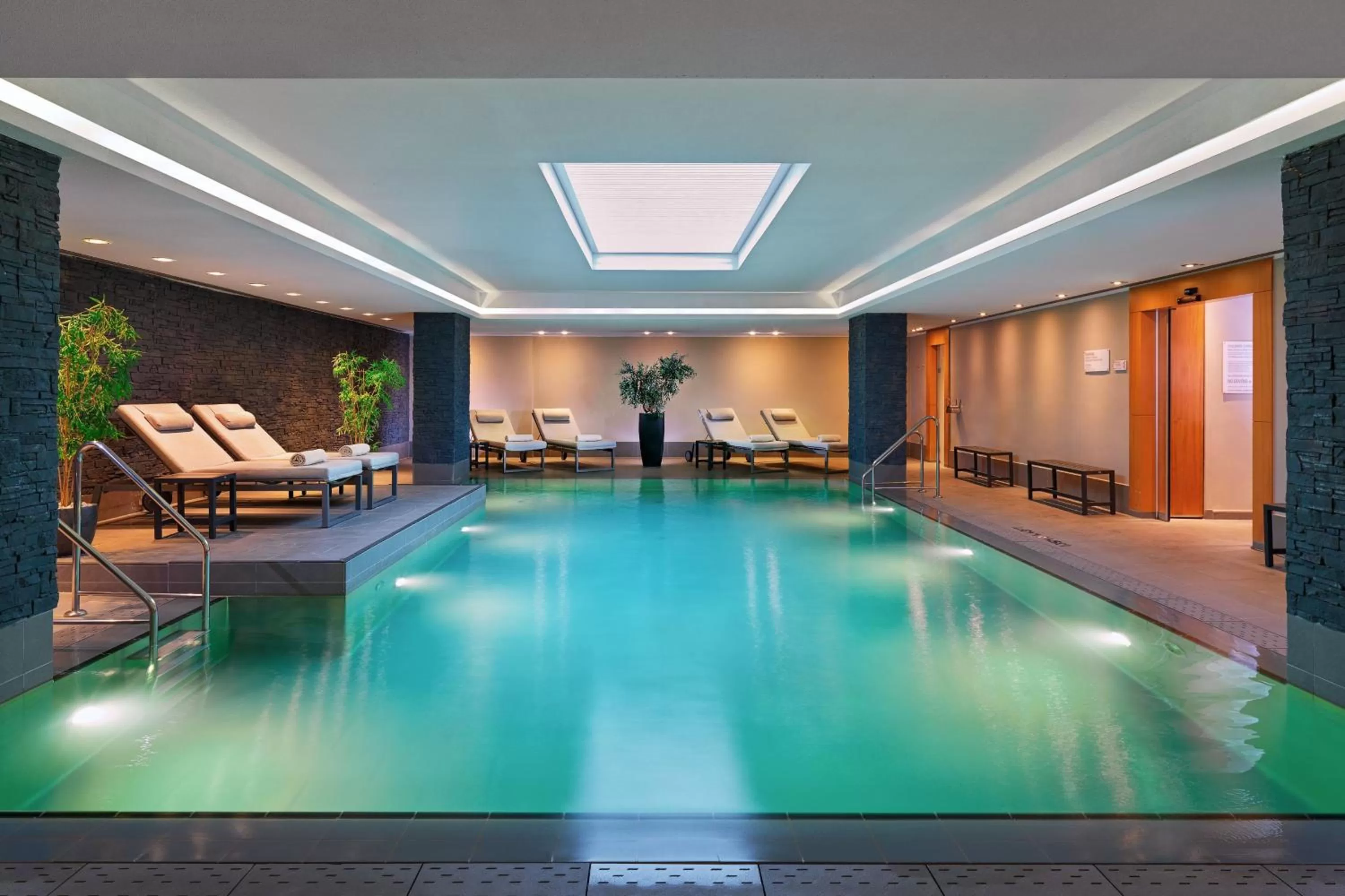 Swimming pool in Le Méridien Hamburg