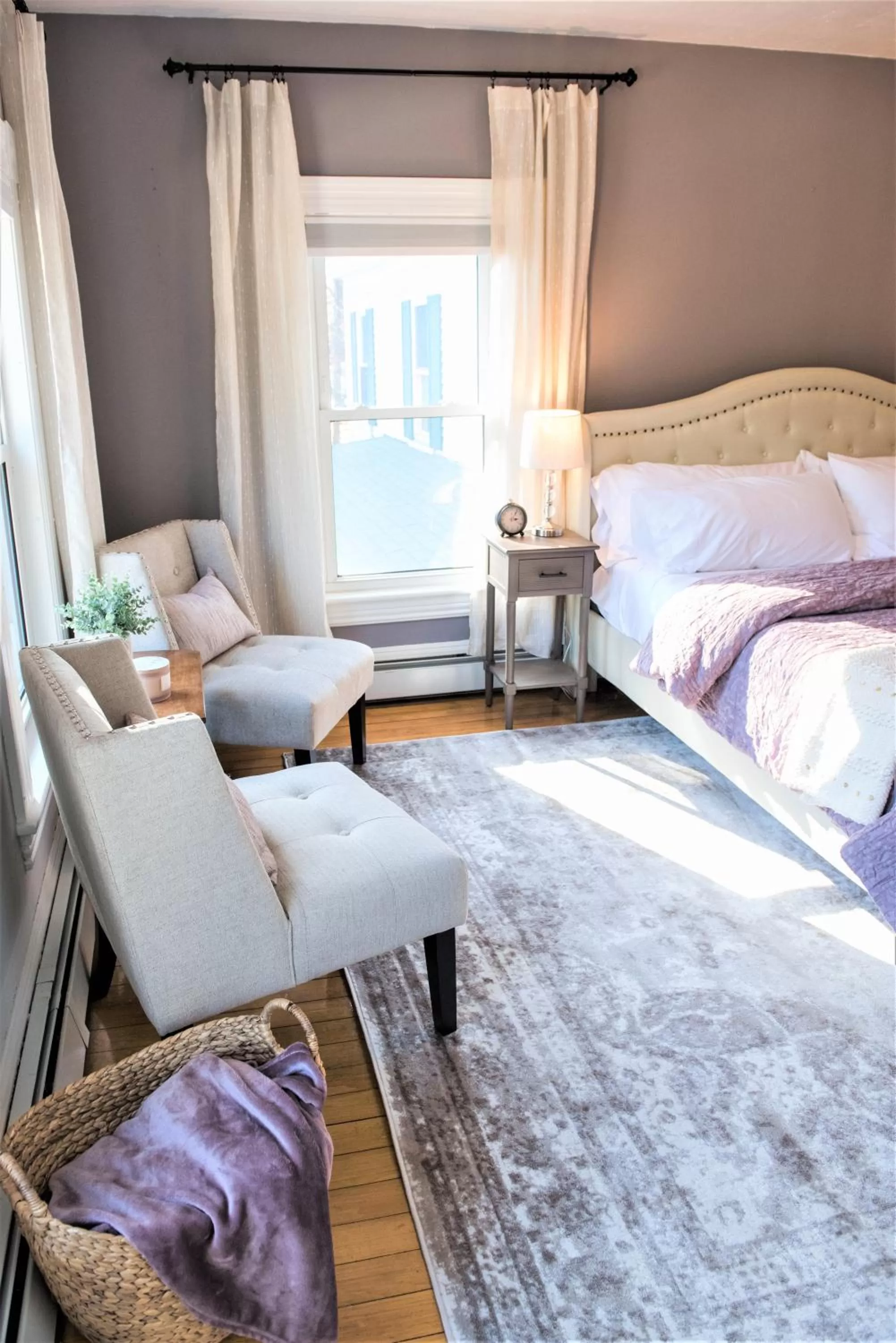 Seating area, Bed in Inn on Golden Pond