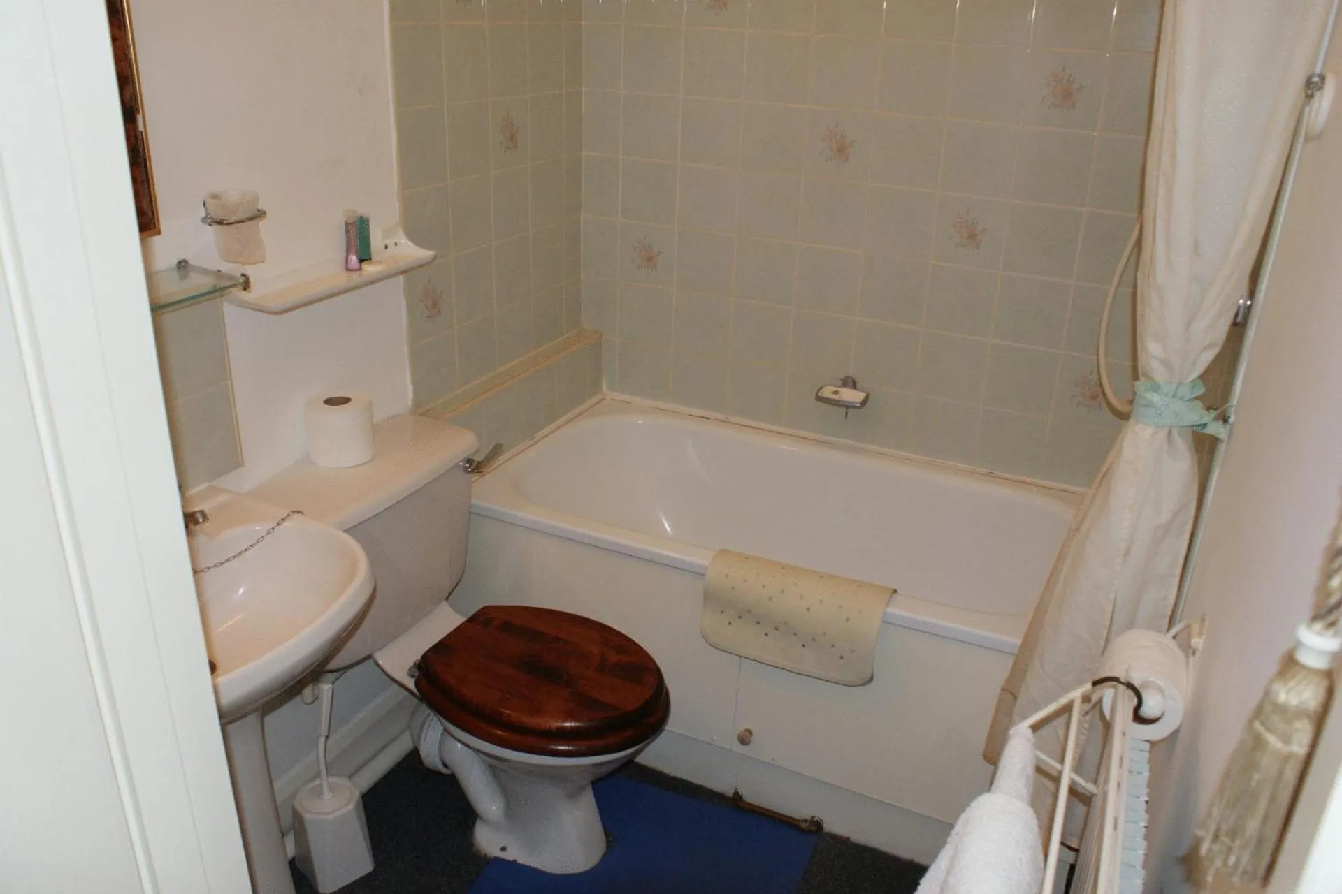 Bathroom in Kirkdale Hotel