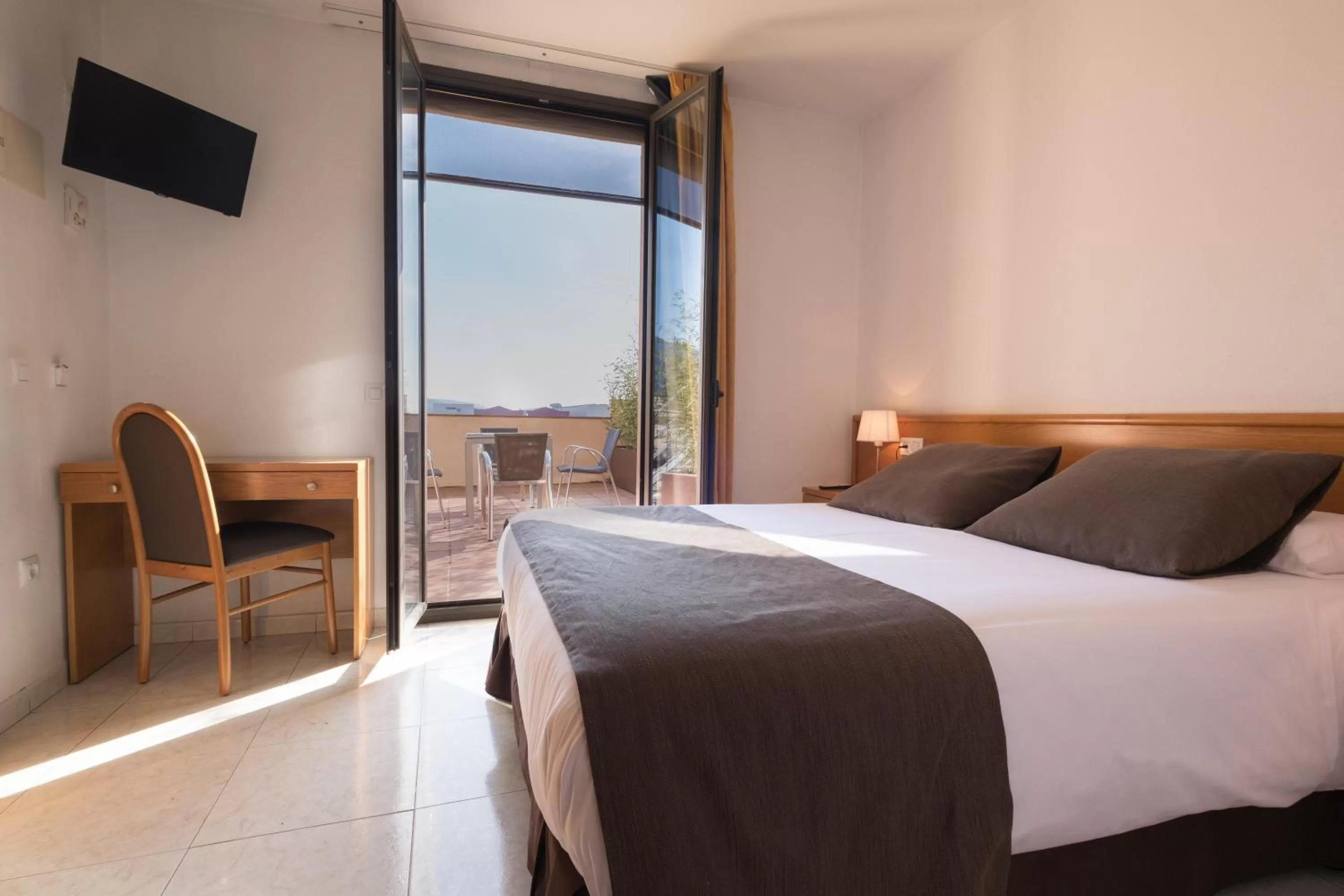 Balcony/Terrace, Bed in Hotel Alta Garrotxa