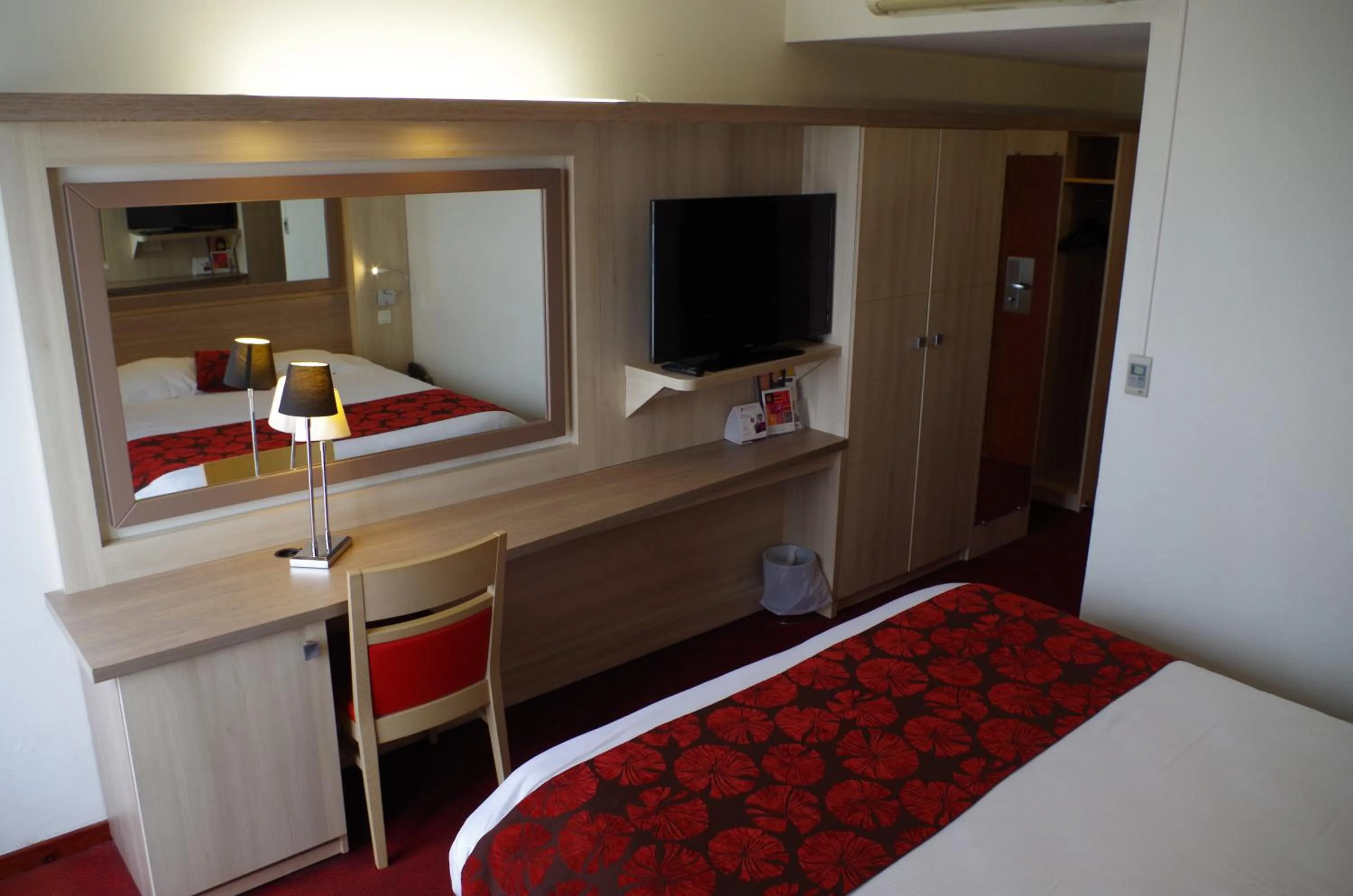 Photo of the whole room, Bed in The Originals Boutique, Hôtel Aquilon, Saint-Nazaire