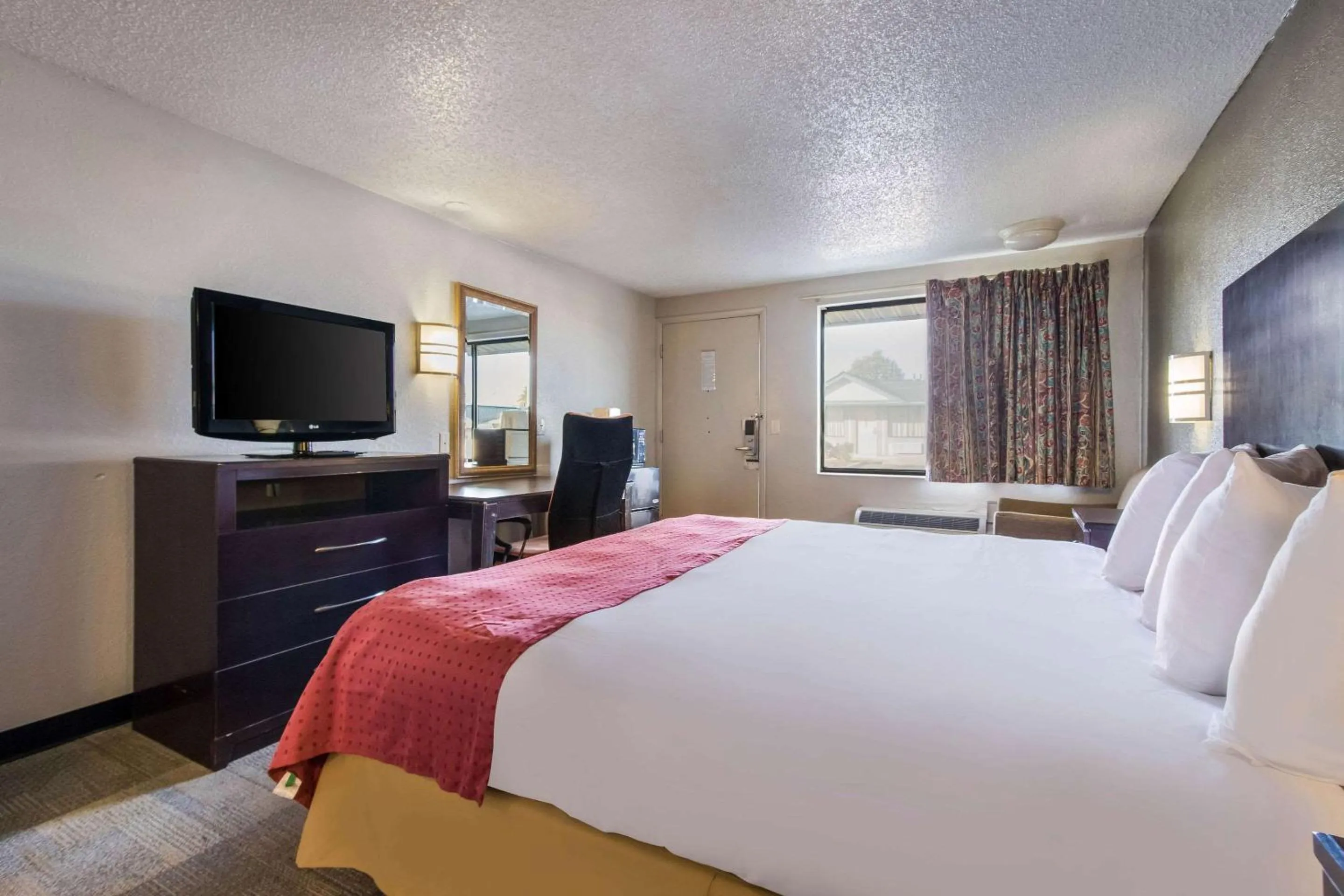 Photo of the whole room, Bed in Rodeway Inn Near Hall of Fame