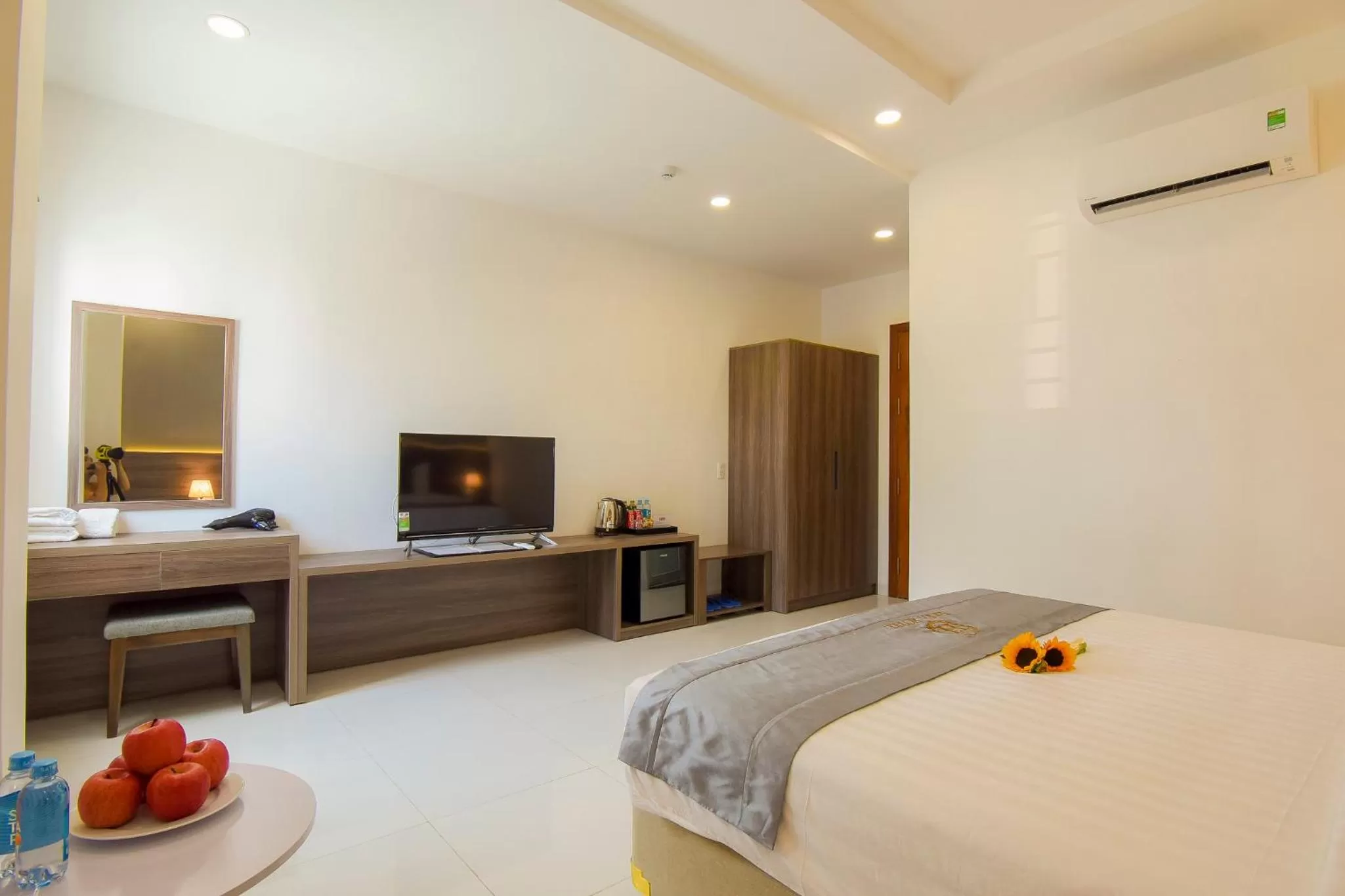 Communal lounge/ TV room, Bed in Hera Hotel Airport