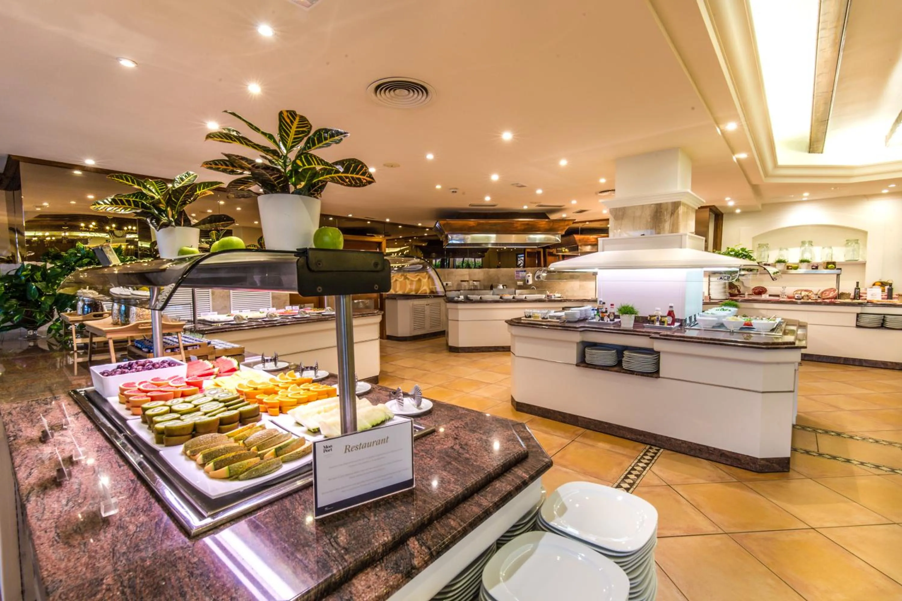 Food and drinks in Mon Port Hotel & Spa