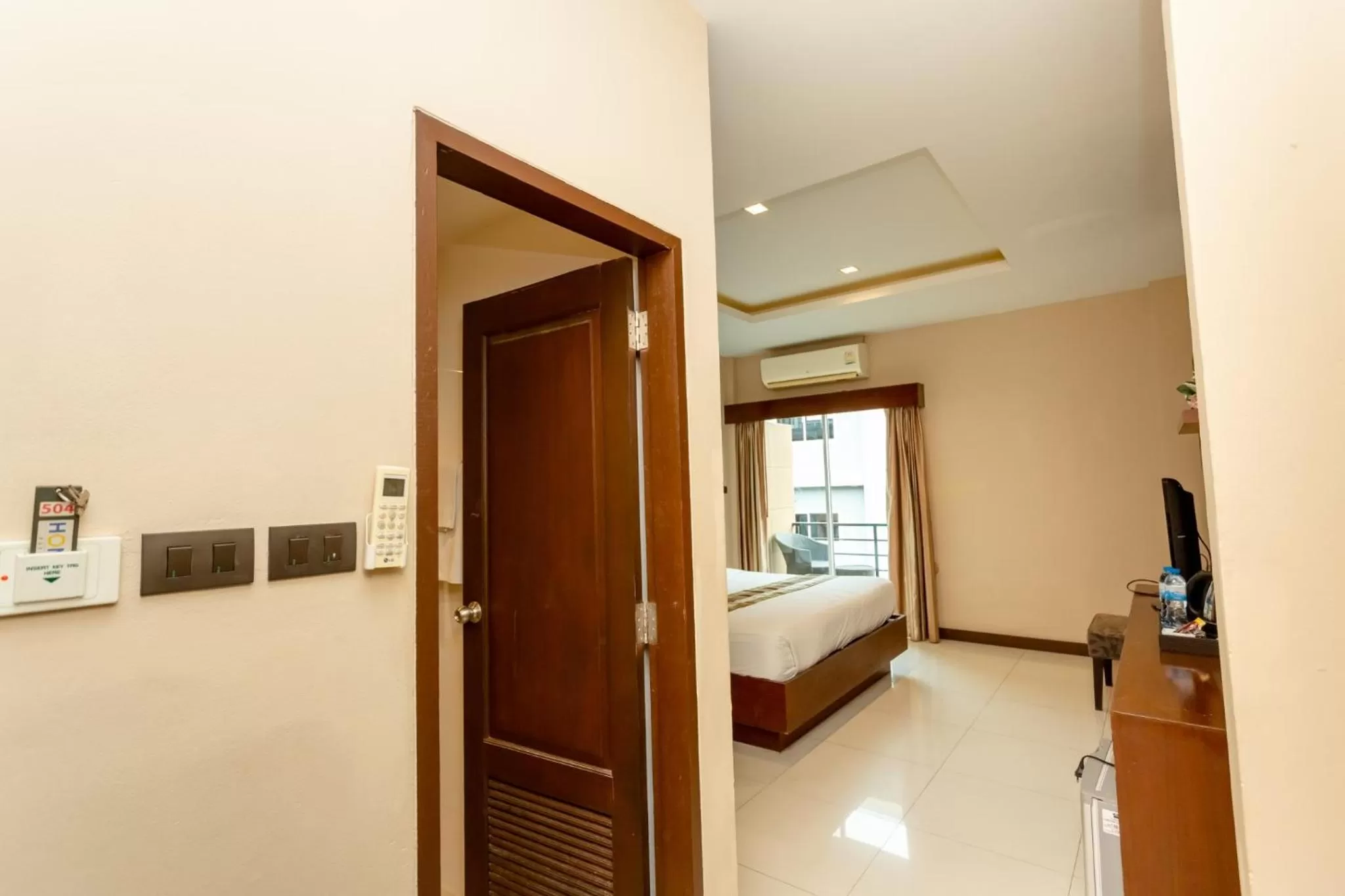 Bedroom, Bed in Honey Inn Pattaya