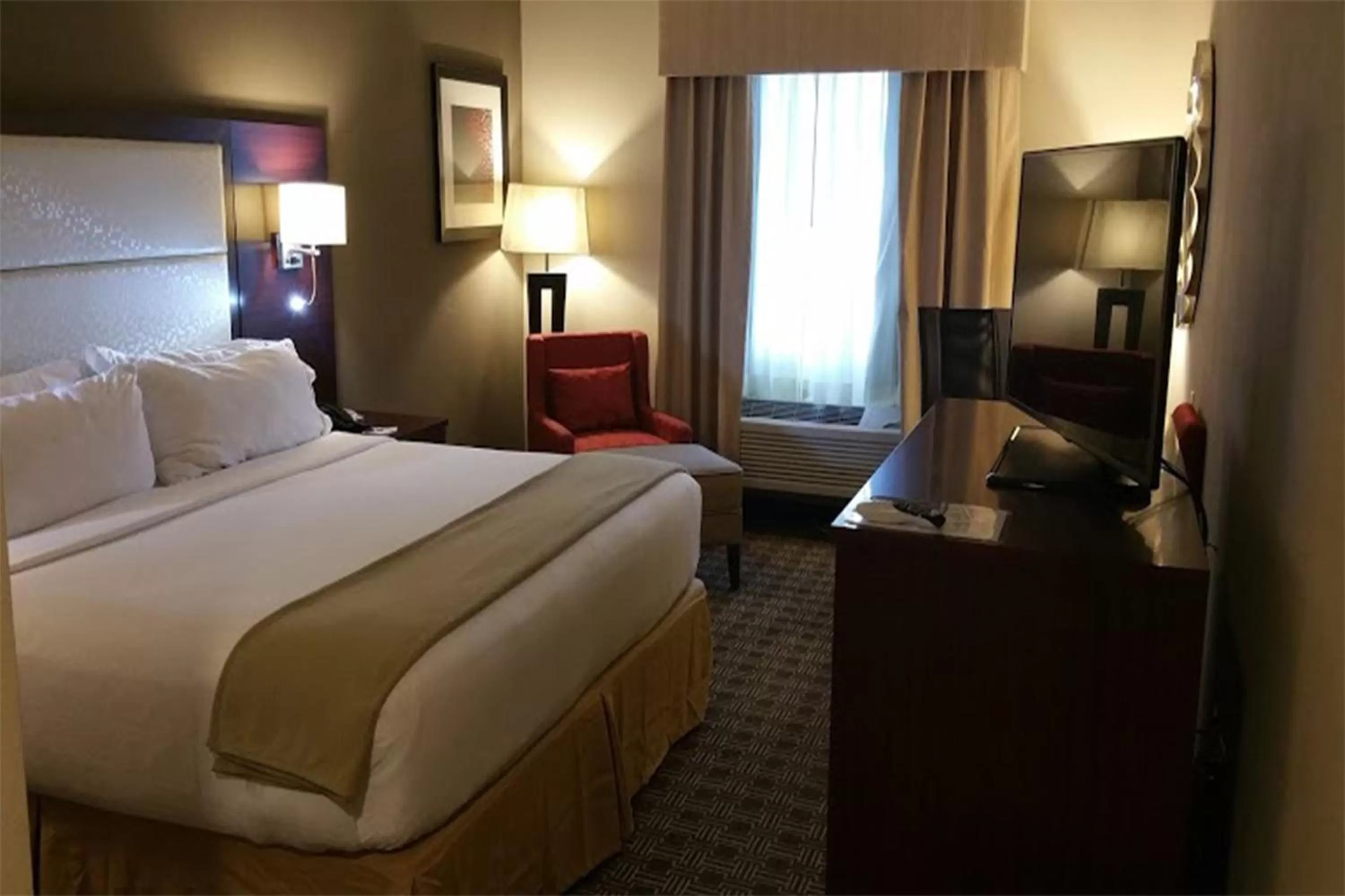 Photo of the whole room, Bed in Holiday Inn Express & Suites Lantana by IHG