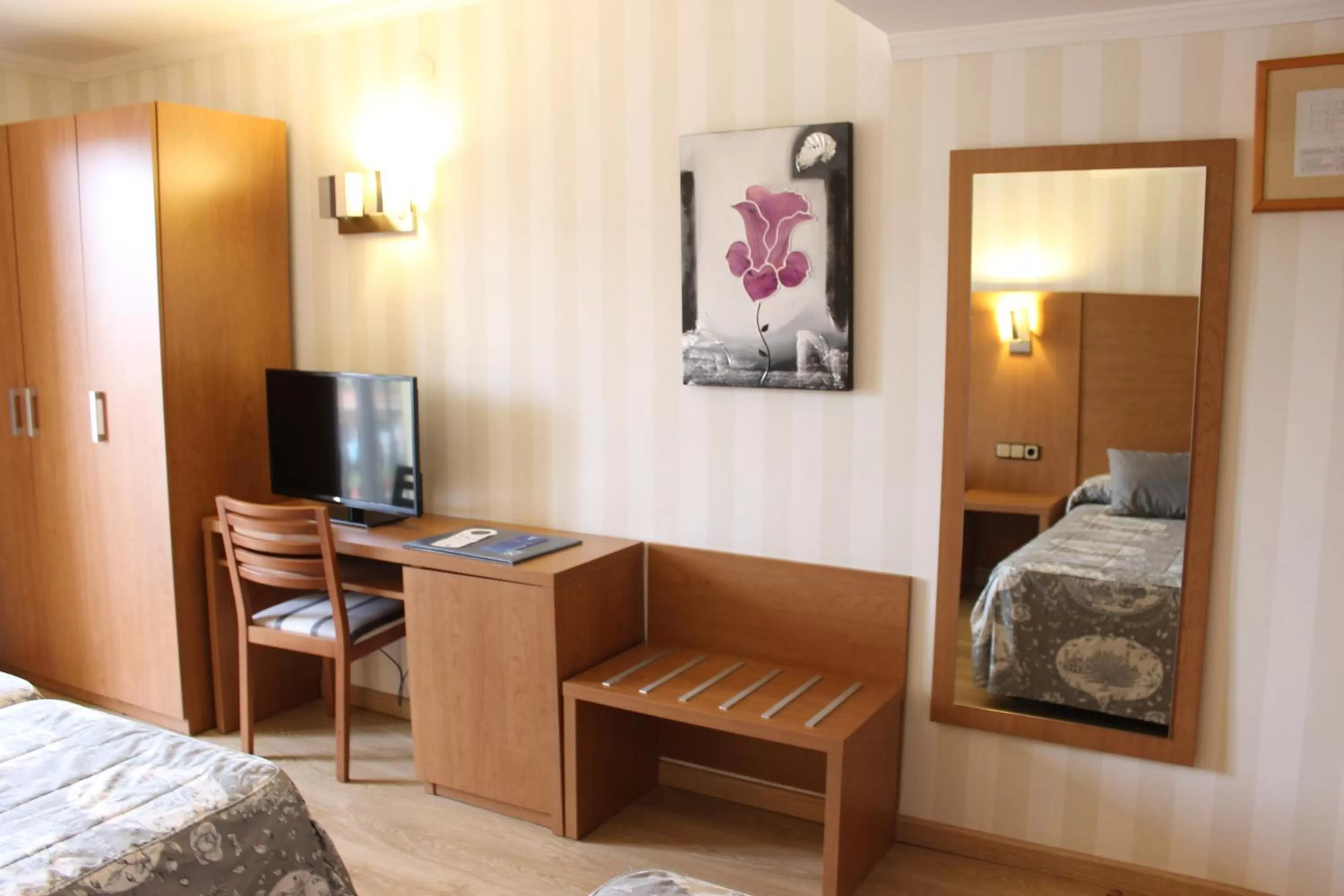 Bathroom, Bed in Ramblas Hotel