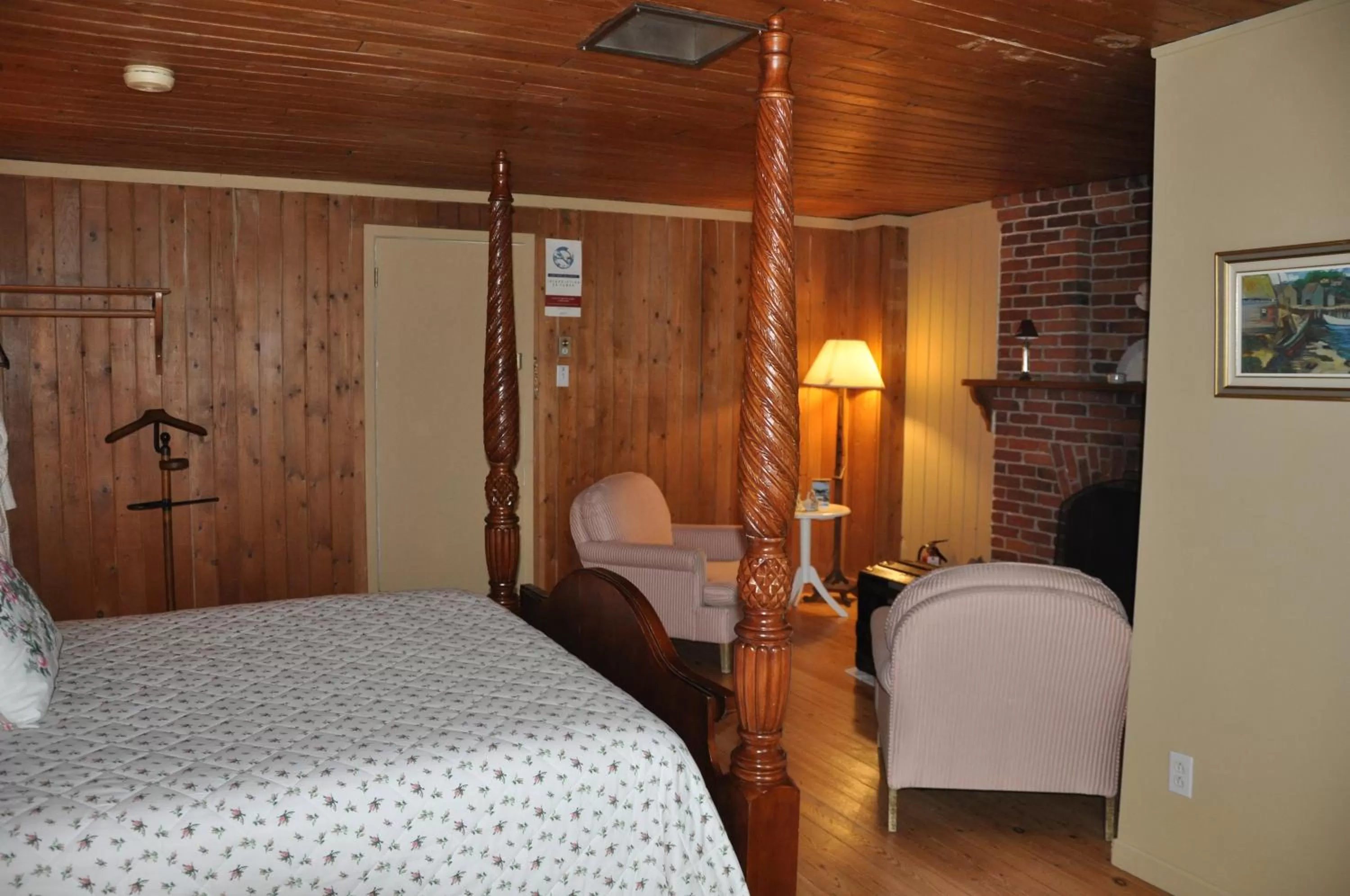 Photo of the whole room, Bed in Auberge sur la Côte