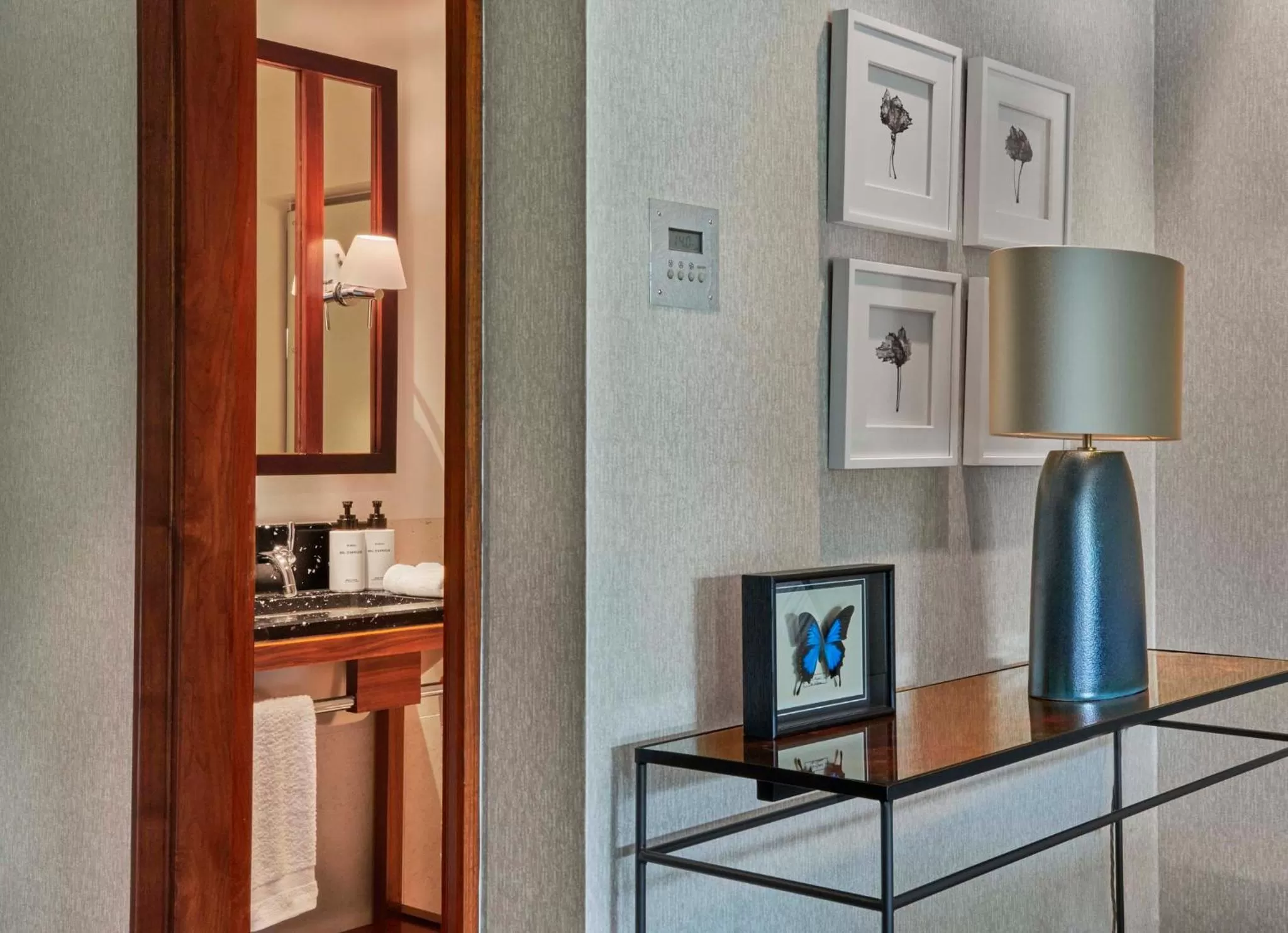 Photo of the whole room in InterContinental London Park Lane by IHG