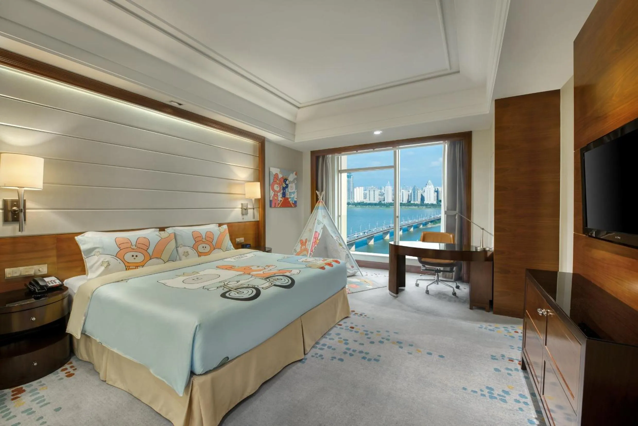 Photo of the whole room, Bed in Crowne Plaza Nanchang Riverside, an IHG Hotel