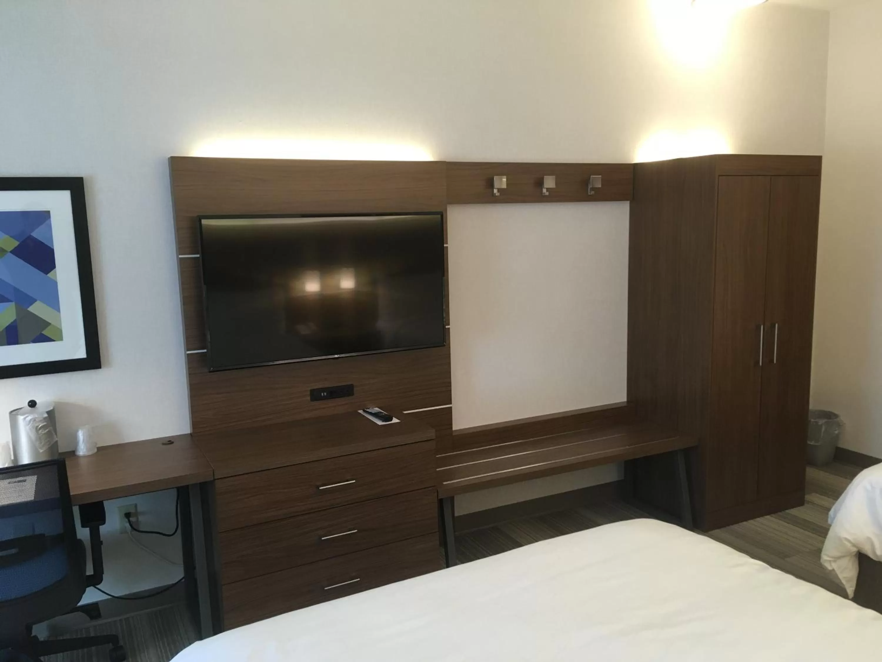 King Room - Hearing Accessible - Roll-in Shower in Holiday Inn Express Hotel & Suites Bethlehem Airport/Allentown area, an IHG Hotel